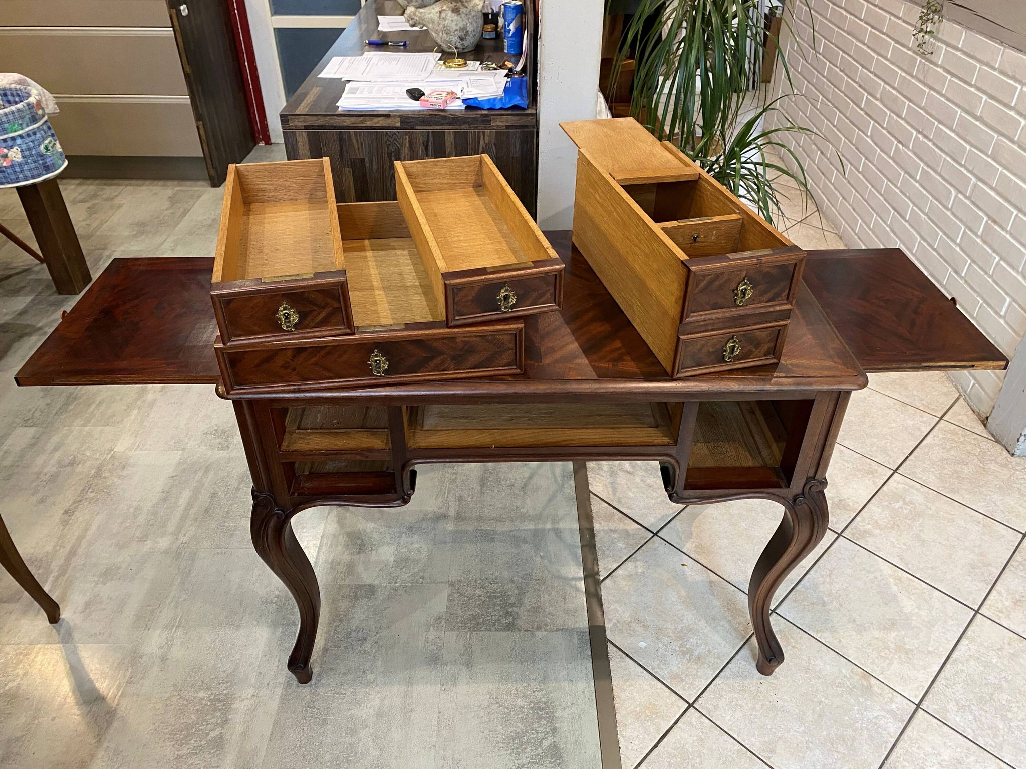 Louis XV style desk with 5 drawers and 2 shelves, late 19th century, 102x57cm