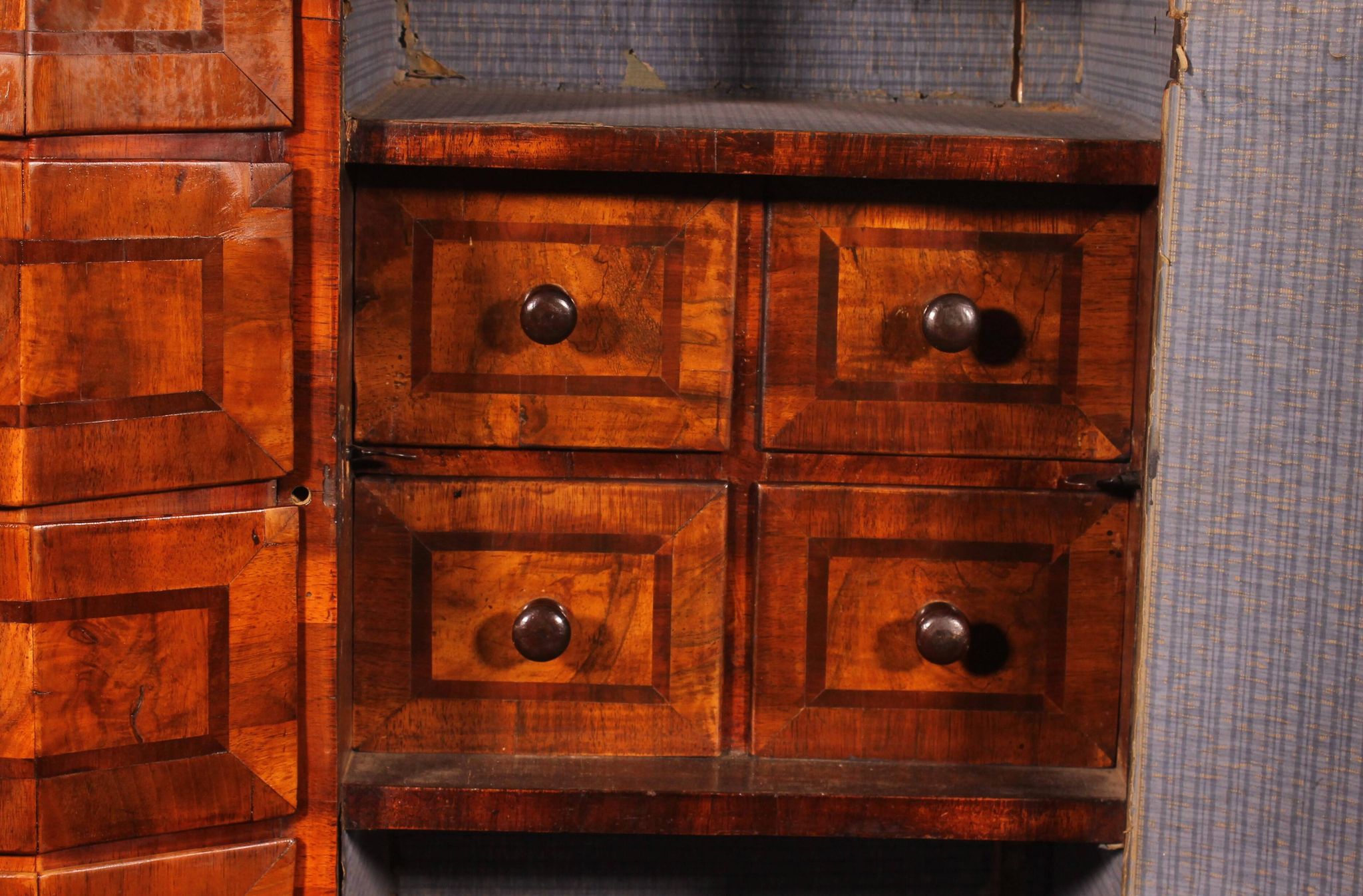Cabinet allemand en noyer, XVIIIème siècle