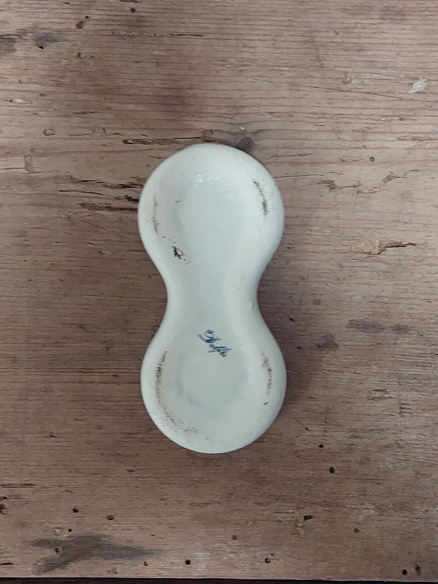 Salt and pepper shaker in Delftware pottery.