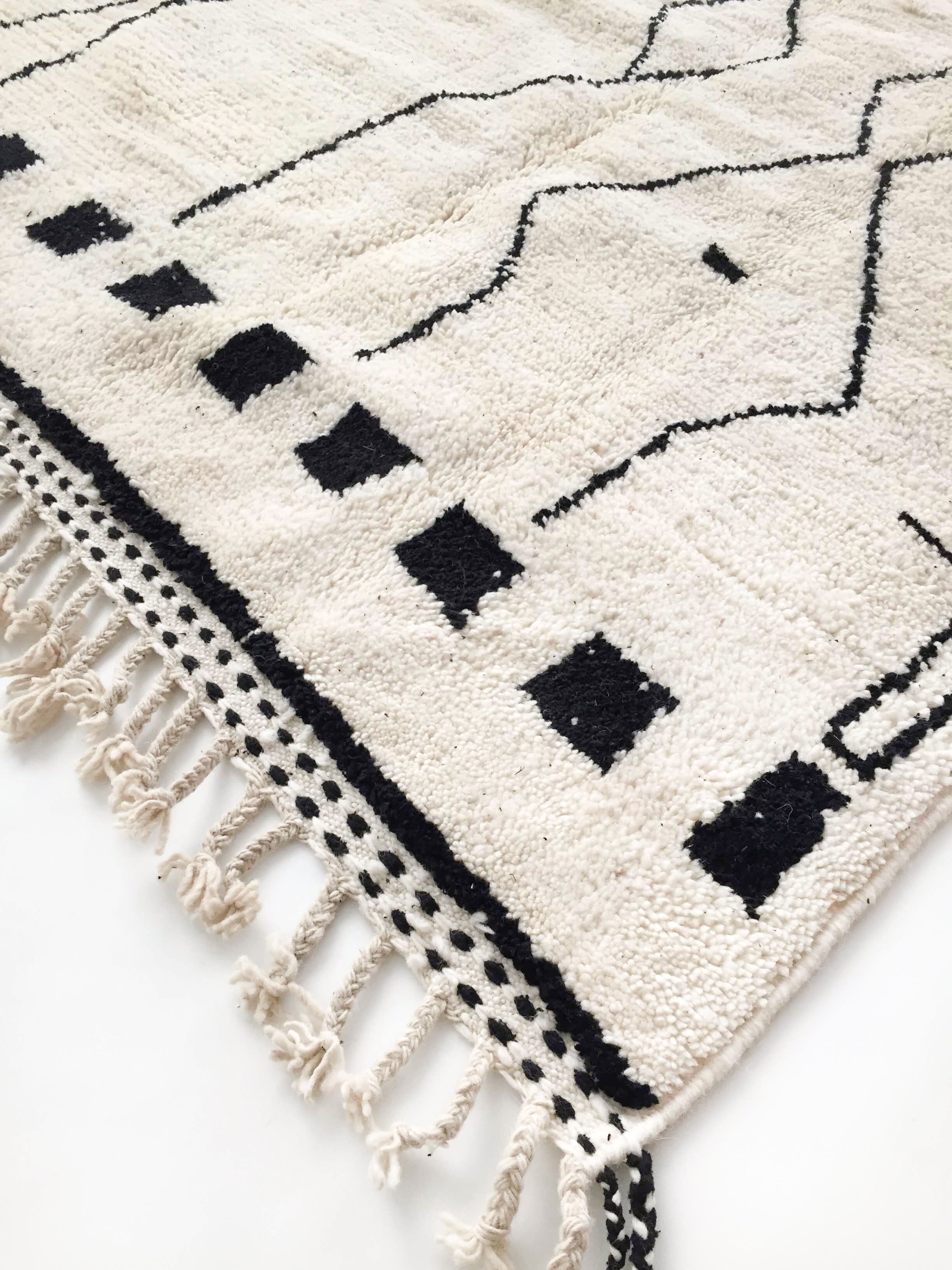 Tapis berbère Beni Ouarain écru à motifs noirs 250x147cm