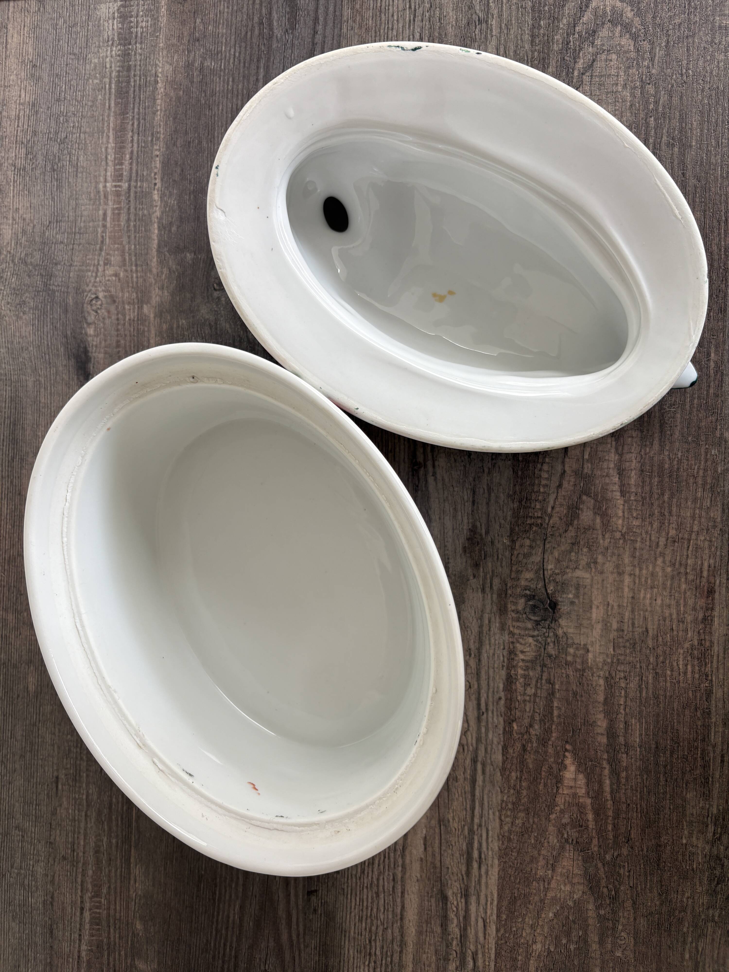 Large covered duck-shaped porcelain pot in China