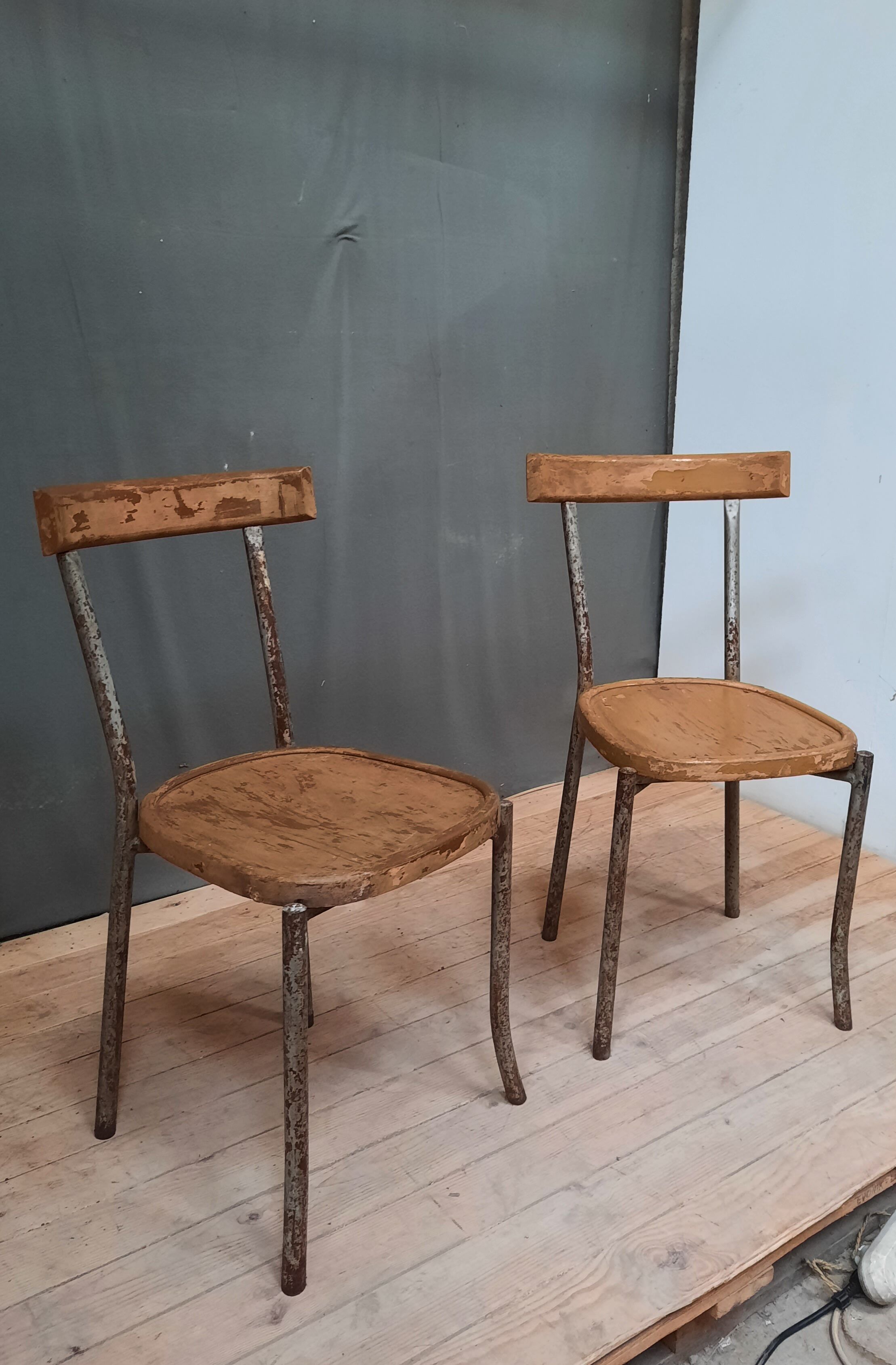 Paire de chaises industrielles