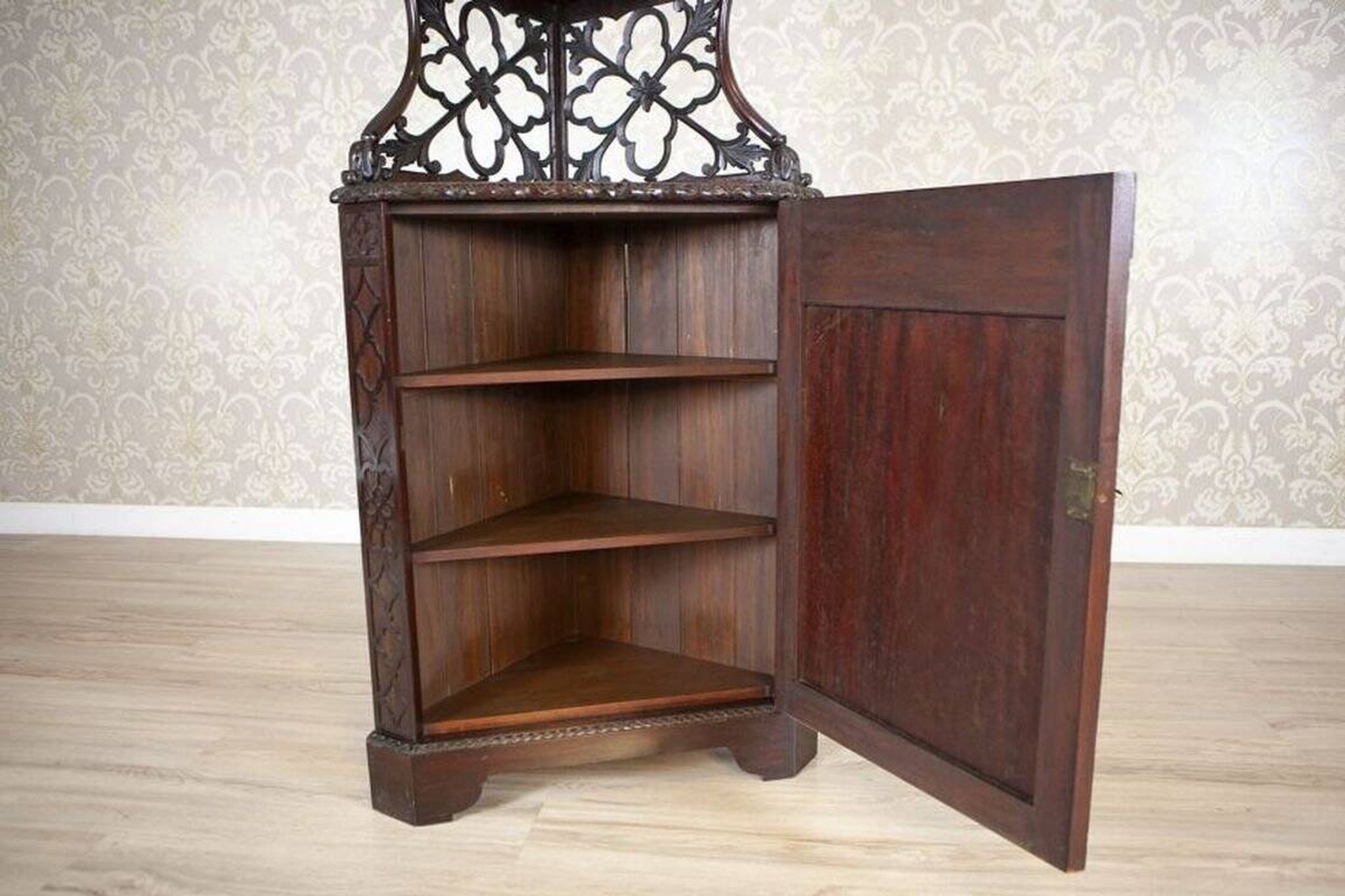 Cabinet d'angle en acajou, années 1890