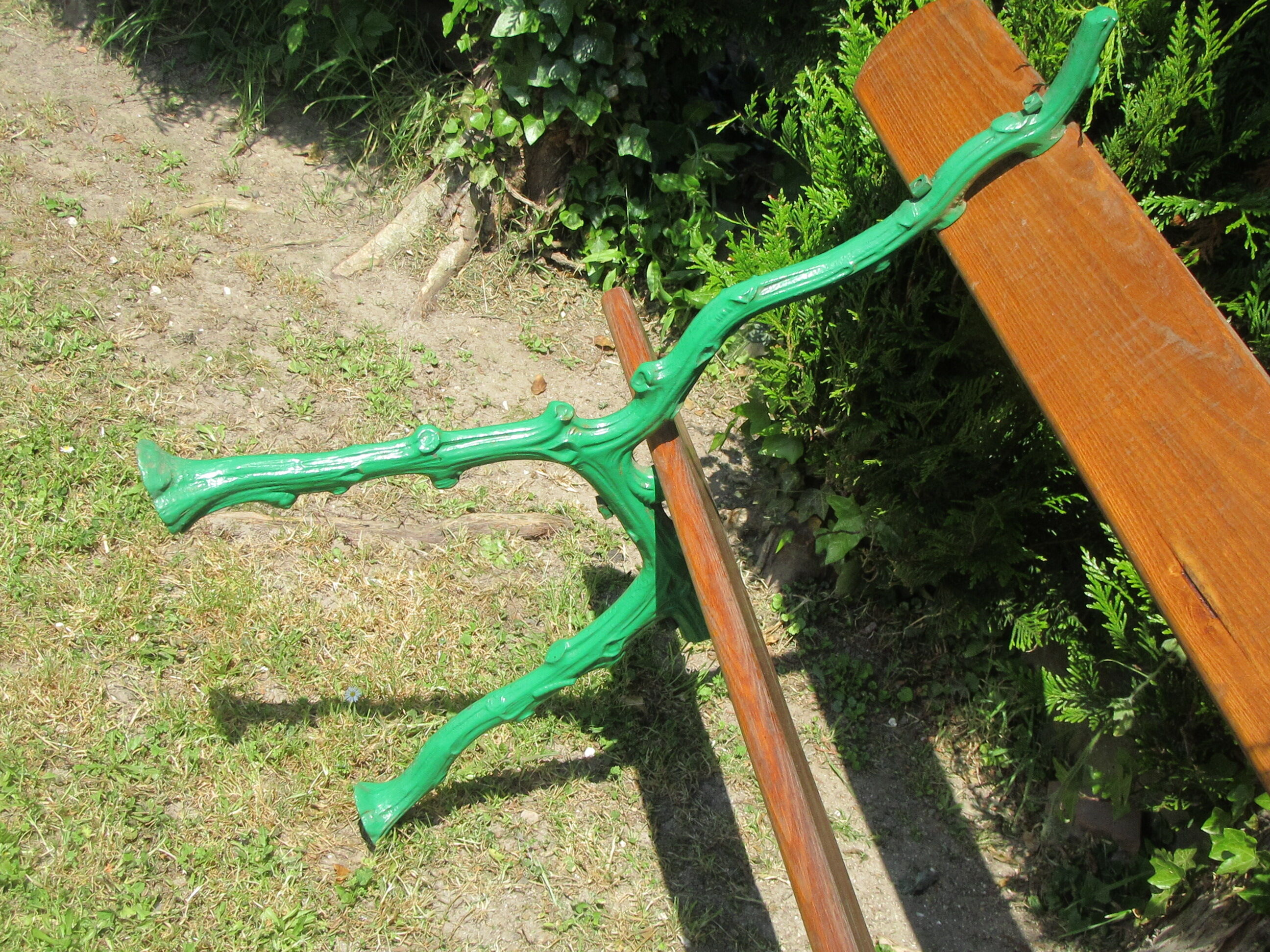 Garden bench in wood and cast iron