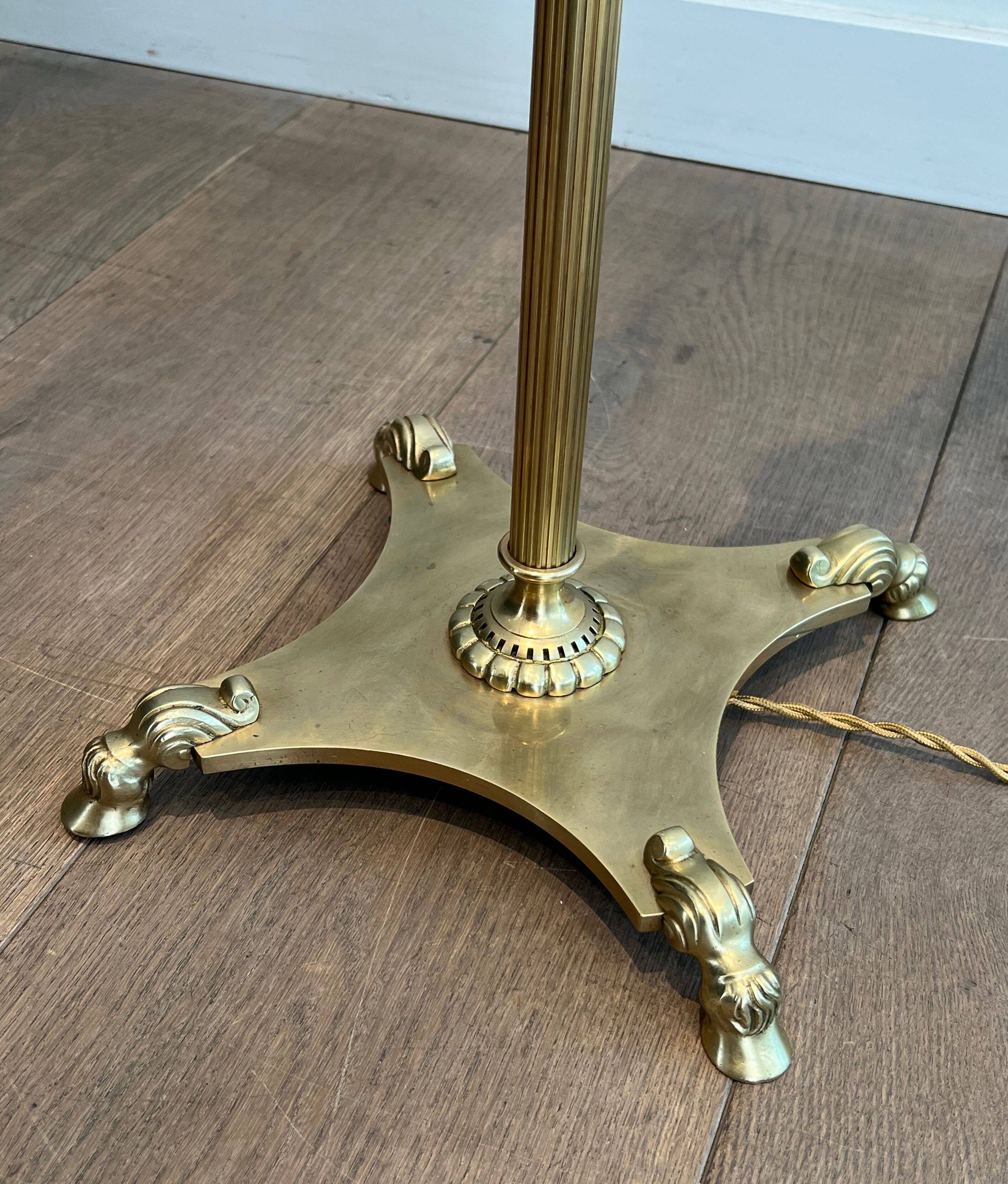 Lampadaire de parquet de style néoclassique en laiton à pieds griffes de la Maison Jansen