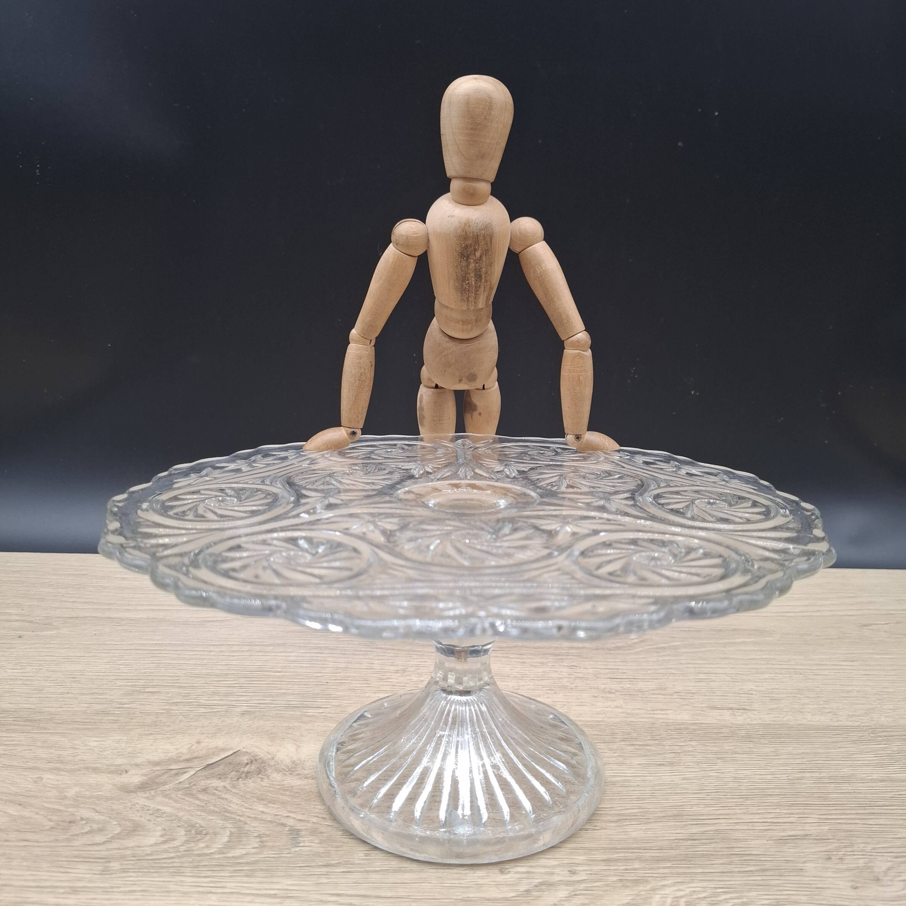 Manage transparent cake pie footed dish