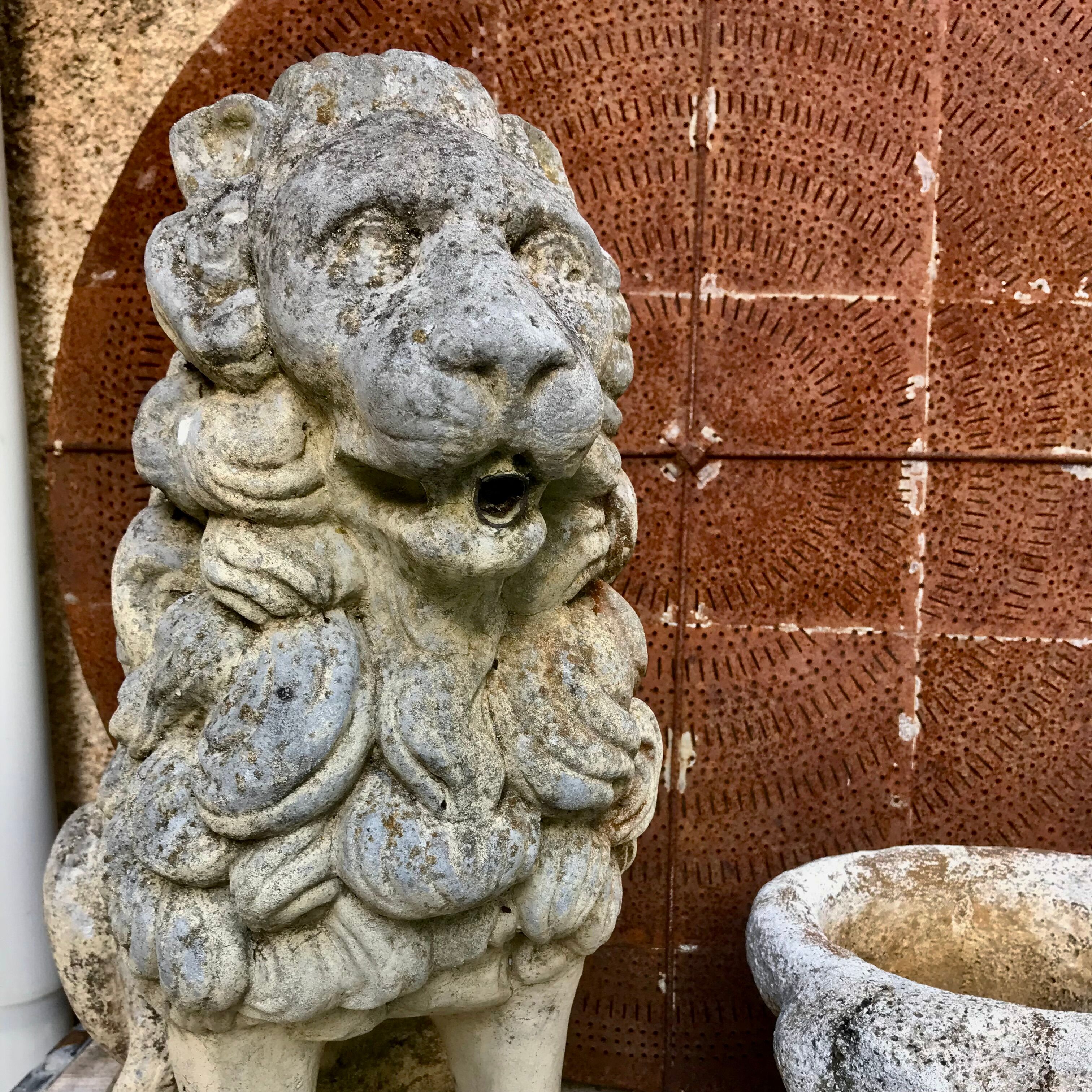 Fountain statue Lion stone reconstituted
