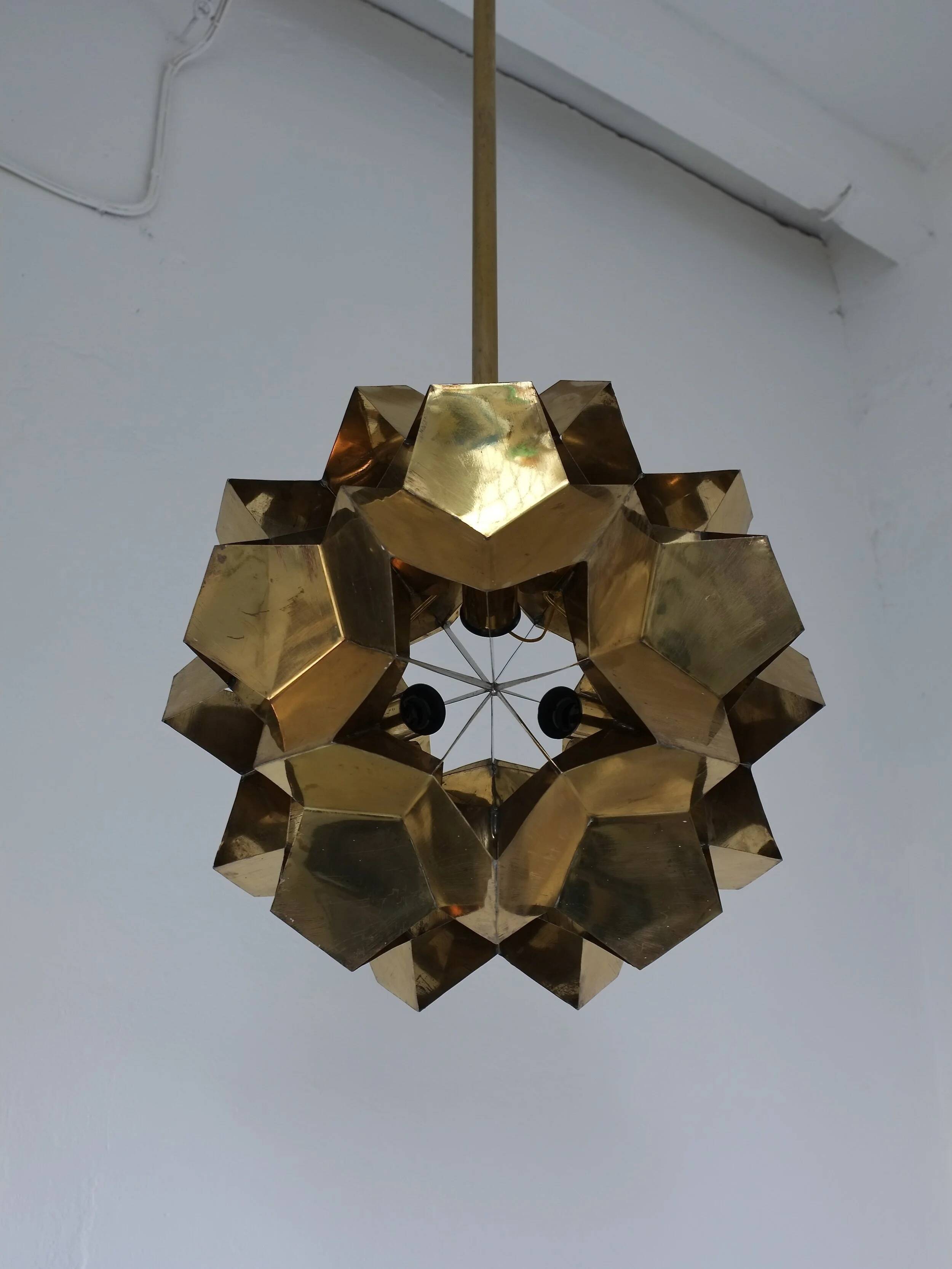 Lustre origami brutaliste en laiton, Lettonie années 1970
