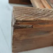 Petit banc rustique en bois