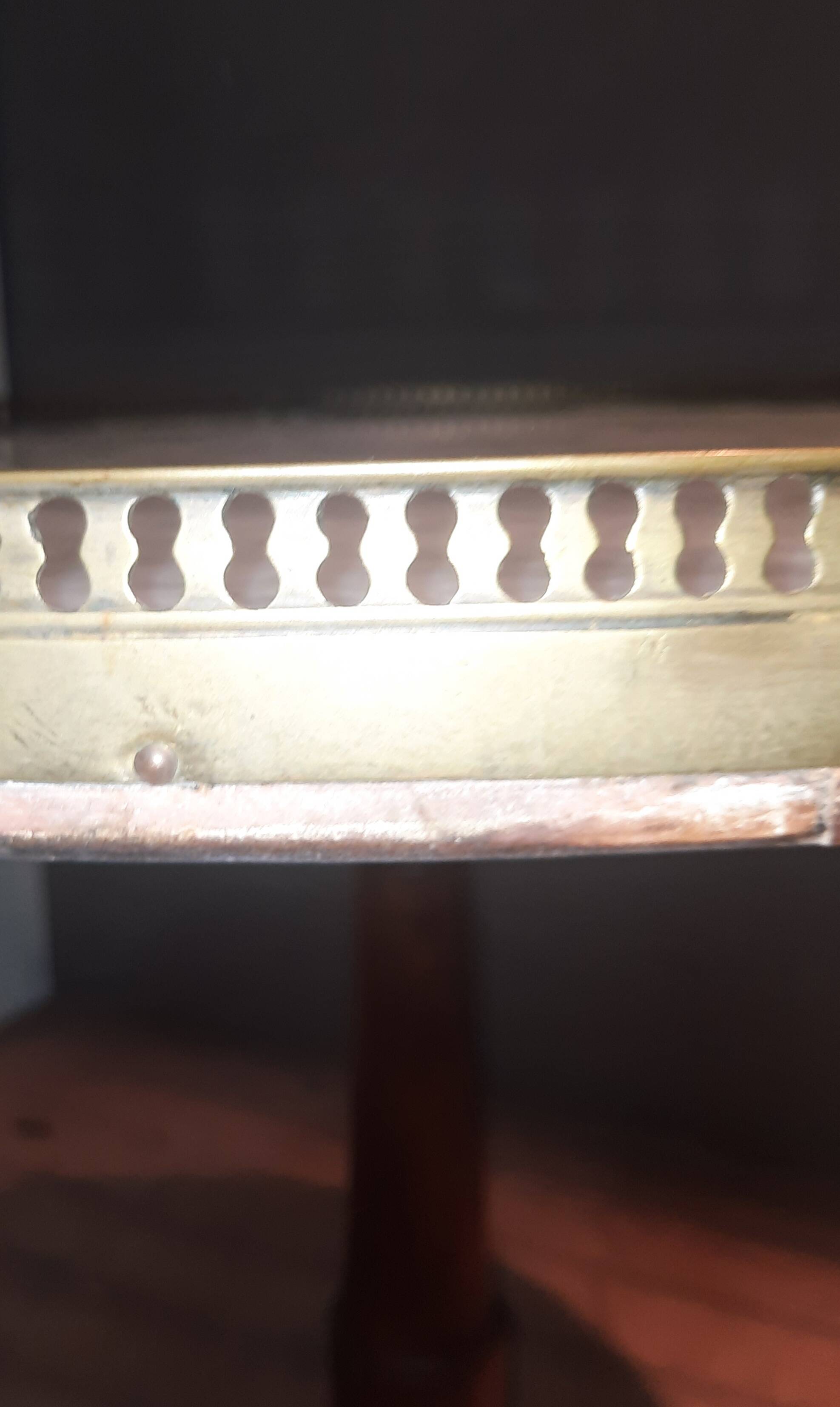 Gueridon circulaire dessu marbre blanc