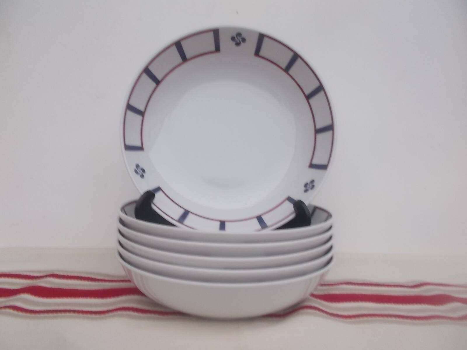18 Basque blue and red porcelain plates with Basque crpix