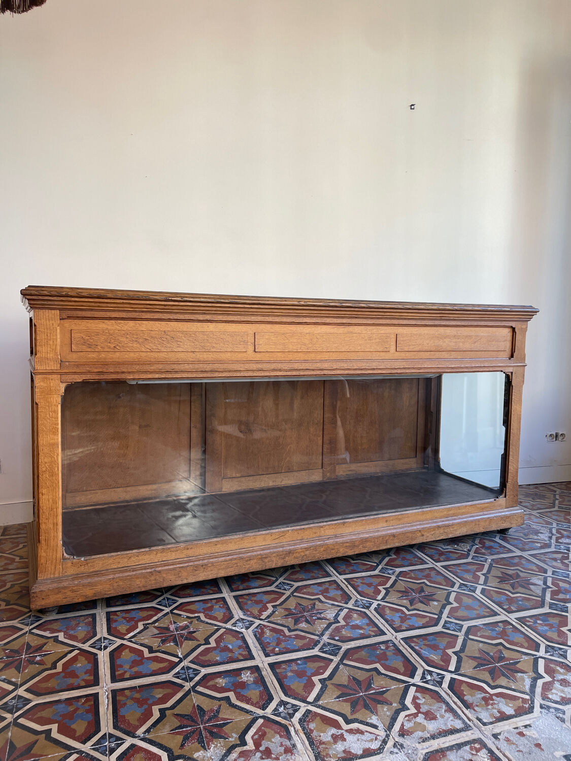 Comptoir d'exposition d'antiquités