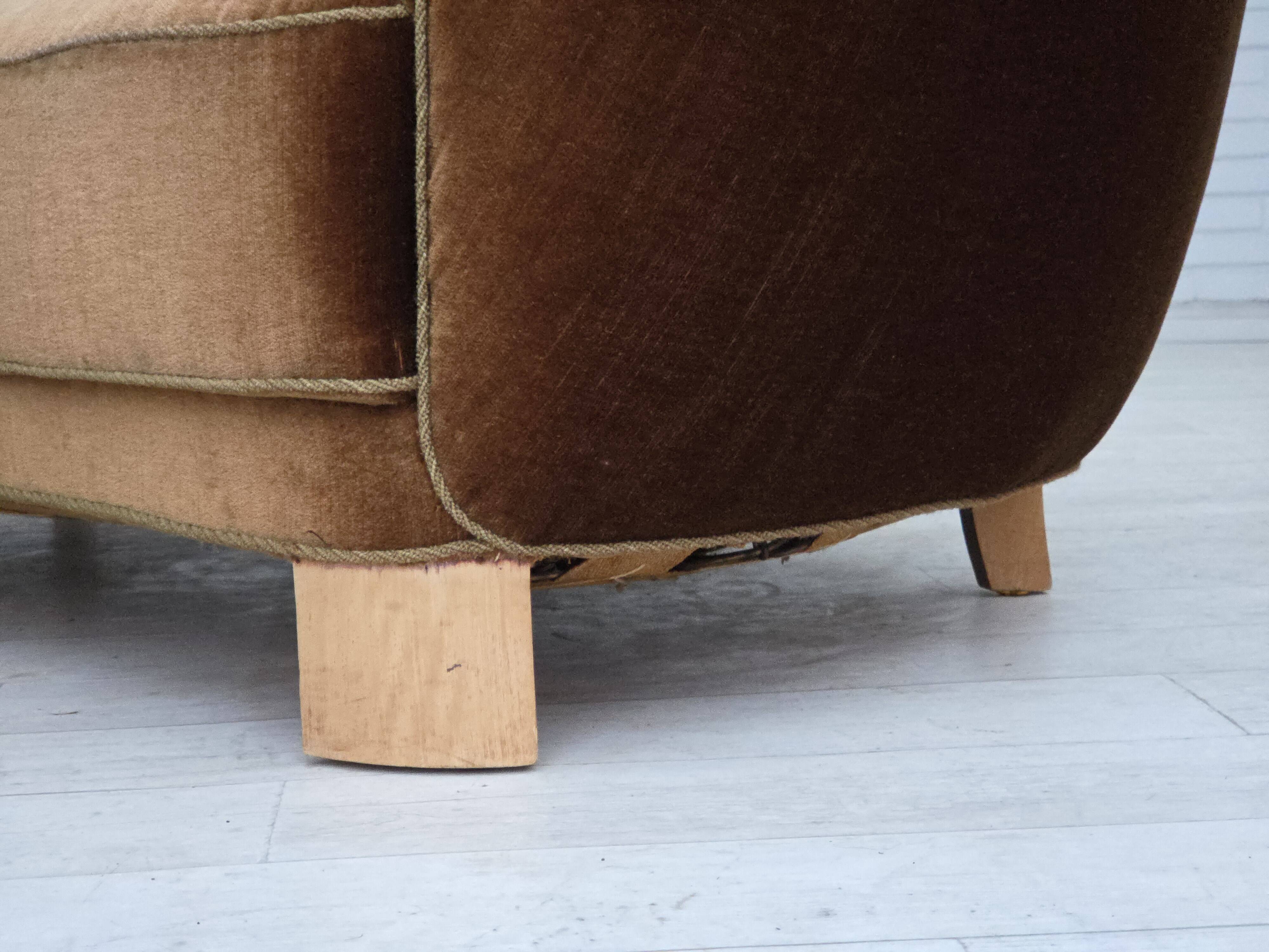 Canapé courbé danois 2 places des années 1960, en velours d'ameublement marron.