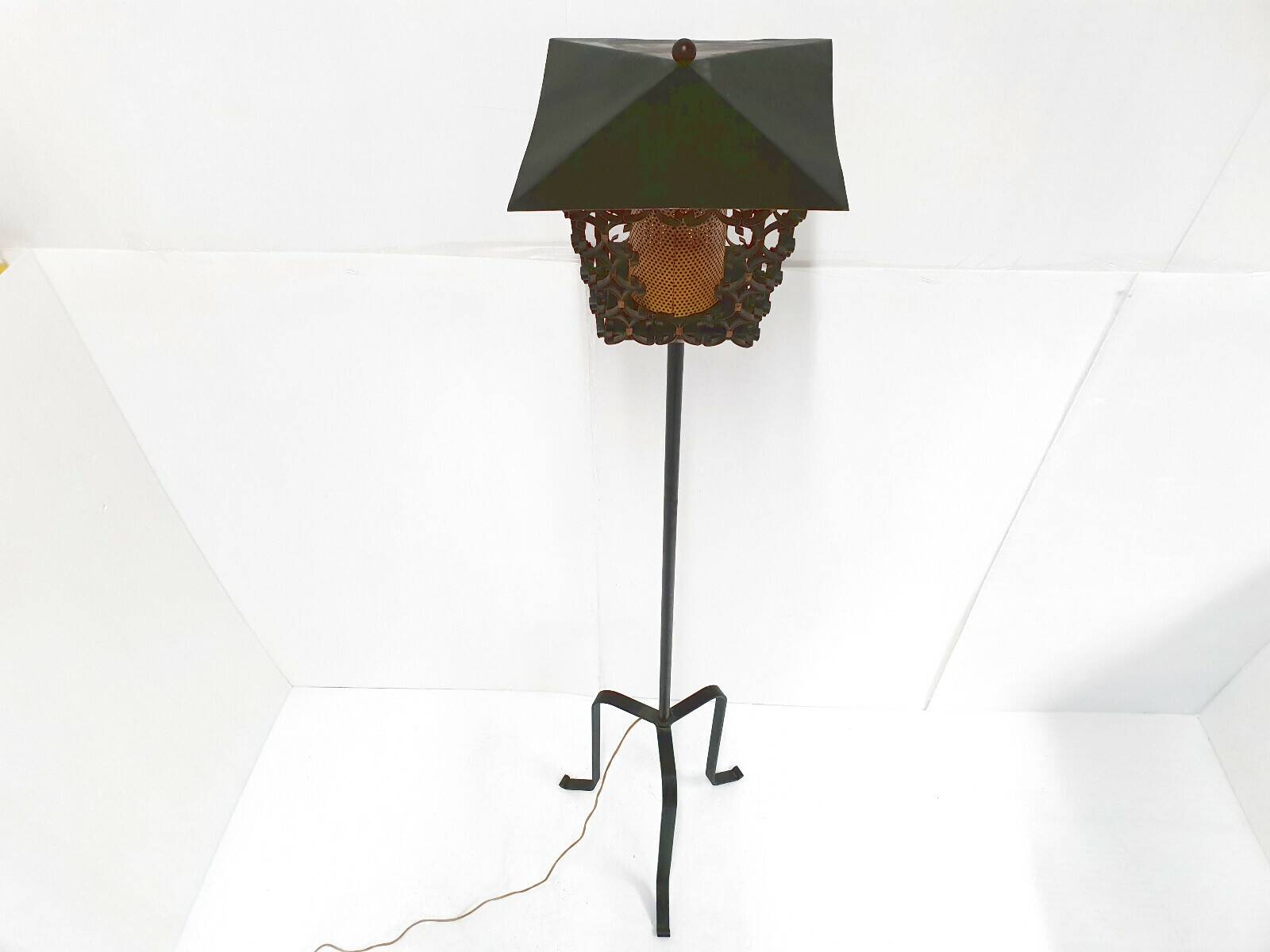 Lampadaire vintage francais tripode 1950 rockabilly metal perforee acier la