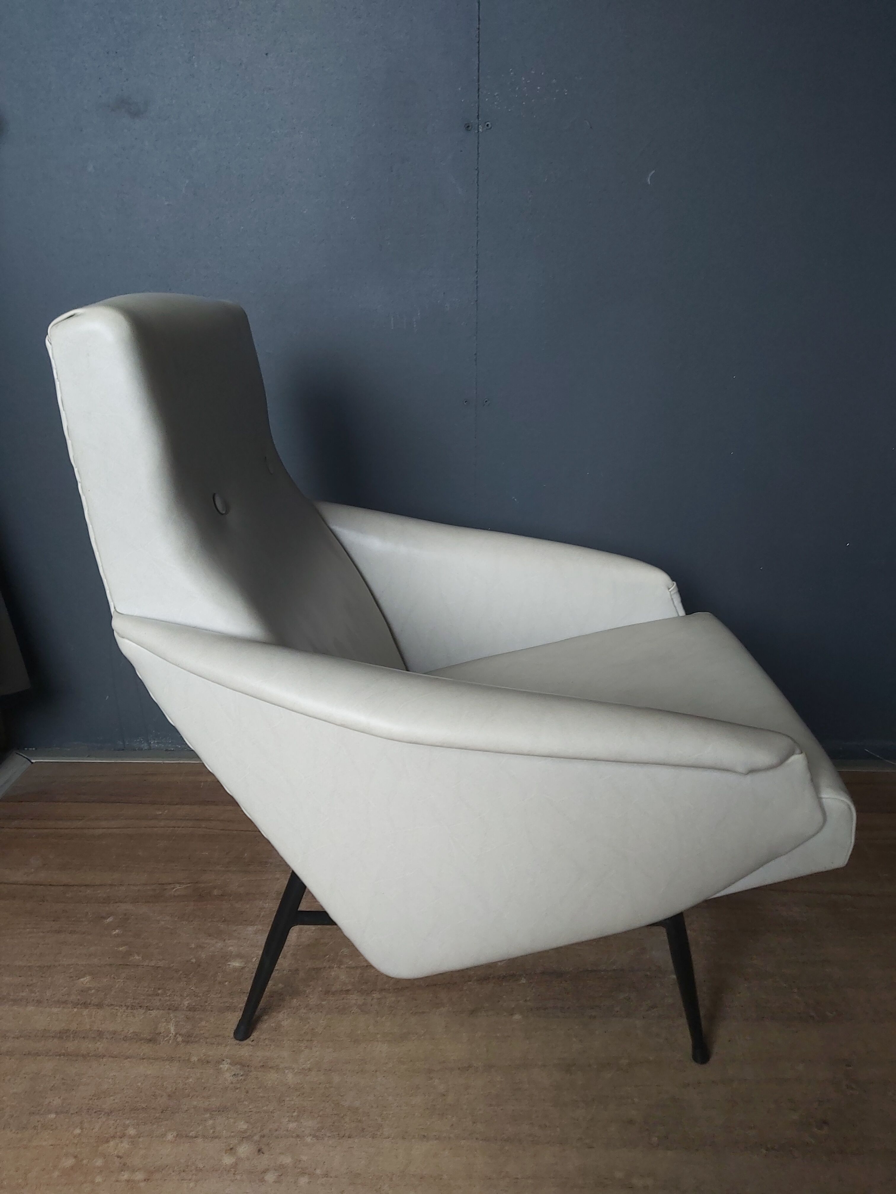 Fauteuil skaï années 50