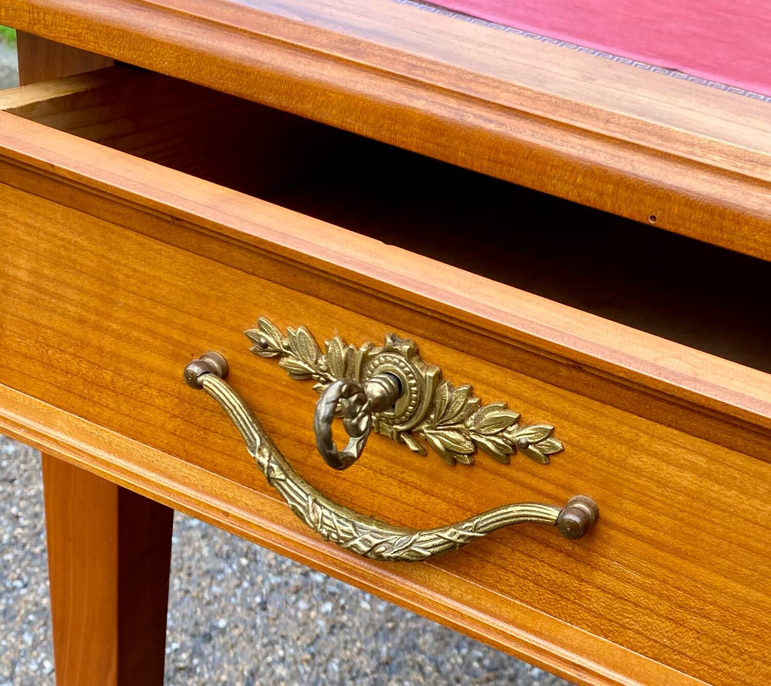 Bureau plat style Louis XVI réversible 6 tiroirs cuir rouge