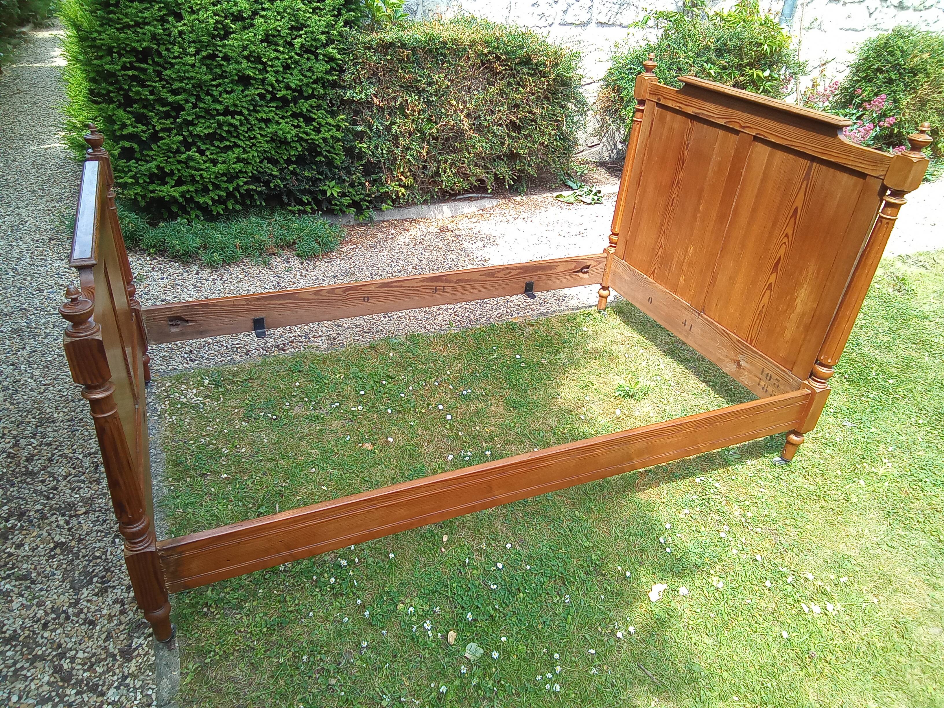 Single pitch pine bed
