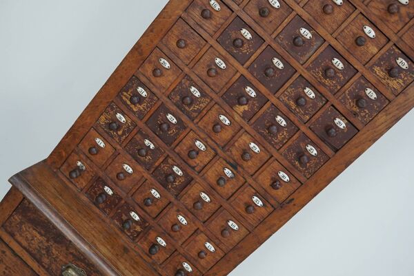 Cabinet de bijoutier, horloger en chêne, France début du 20e siècle