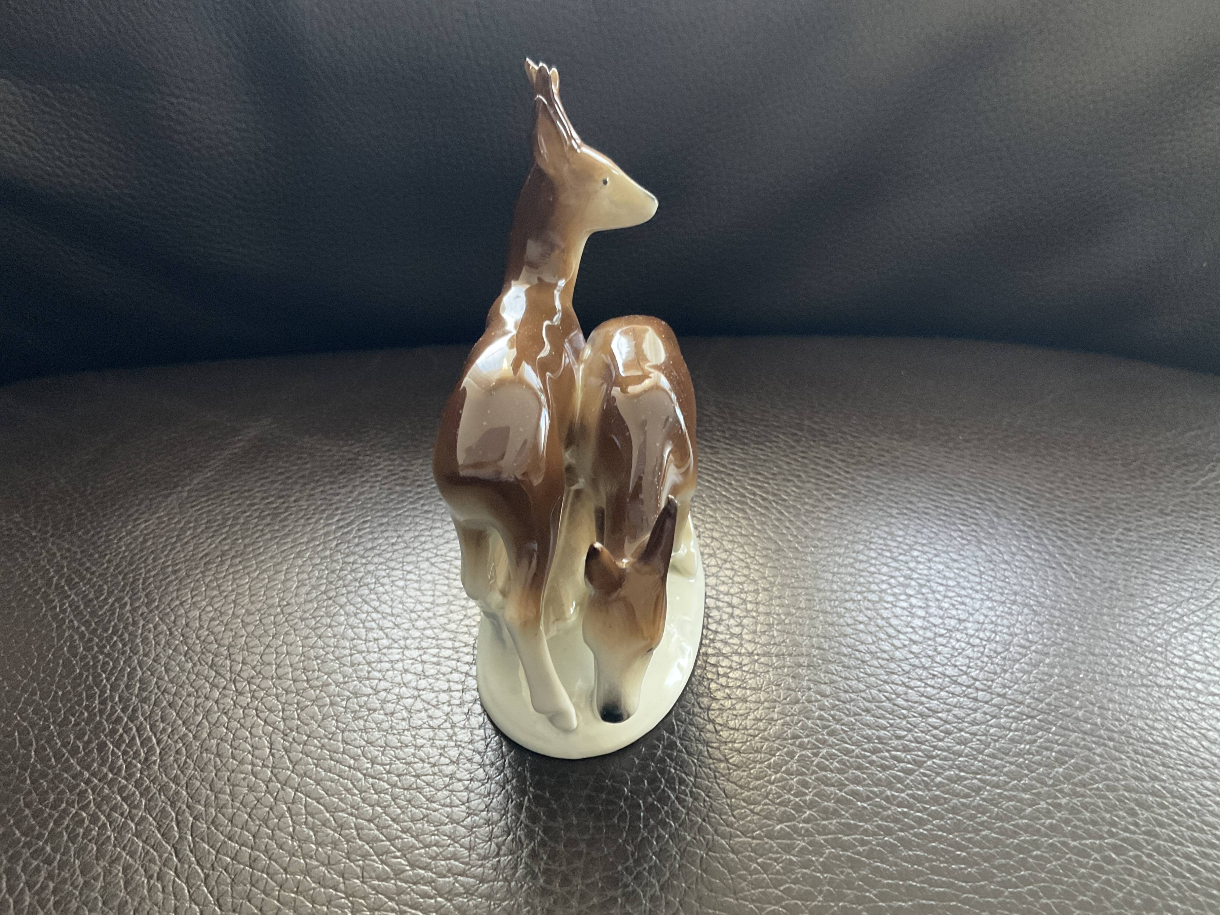 Figurine en porcelaine biche et cerf