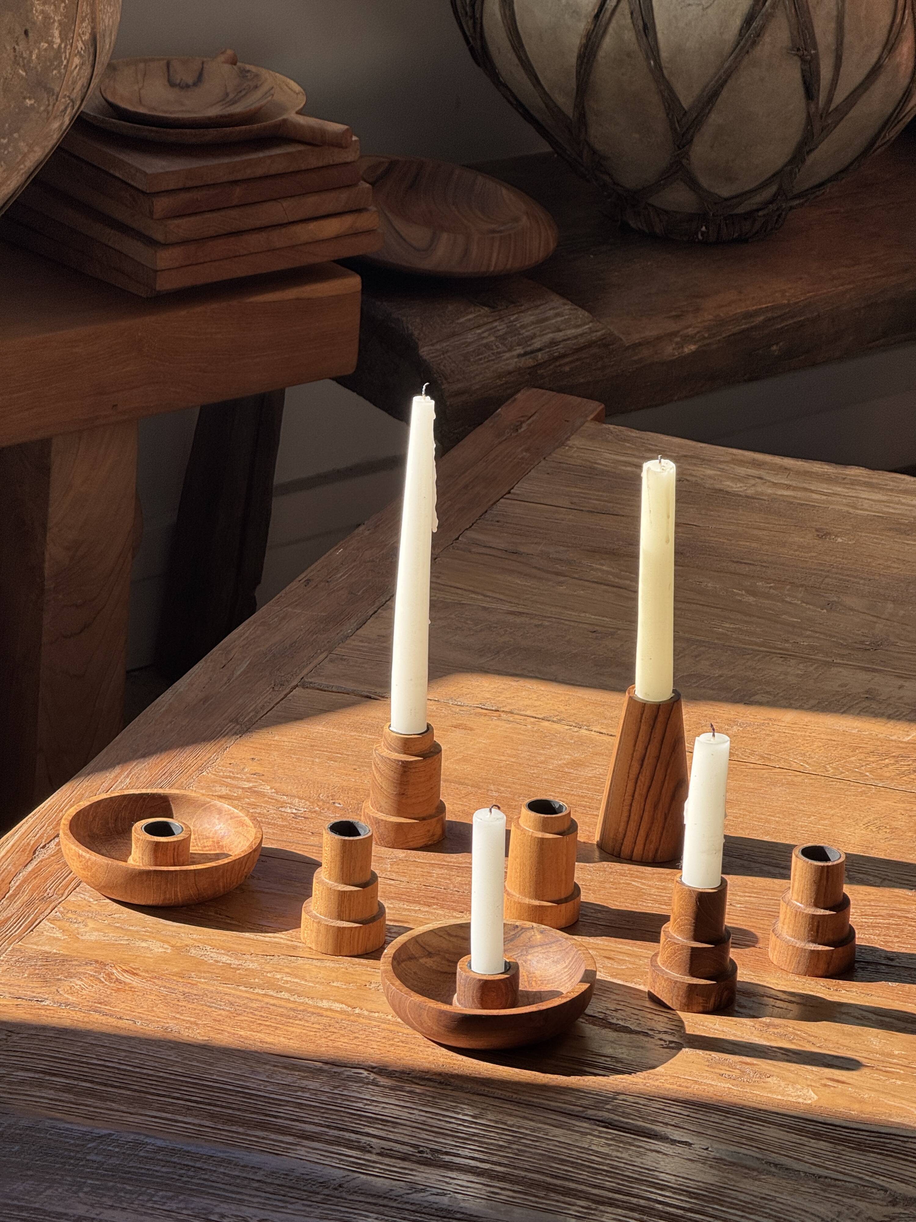 Pyramidal circular teak monoxyle candlestick H7 D5