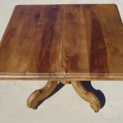Table carrée en noyer massif
