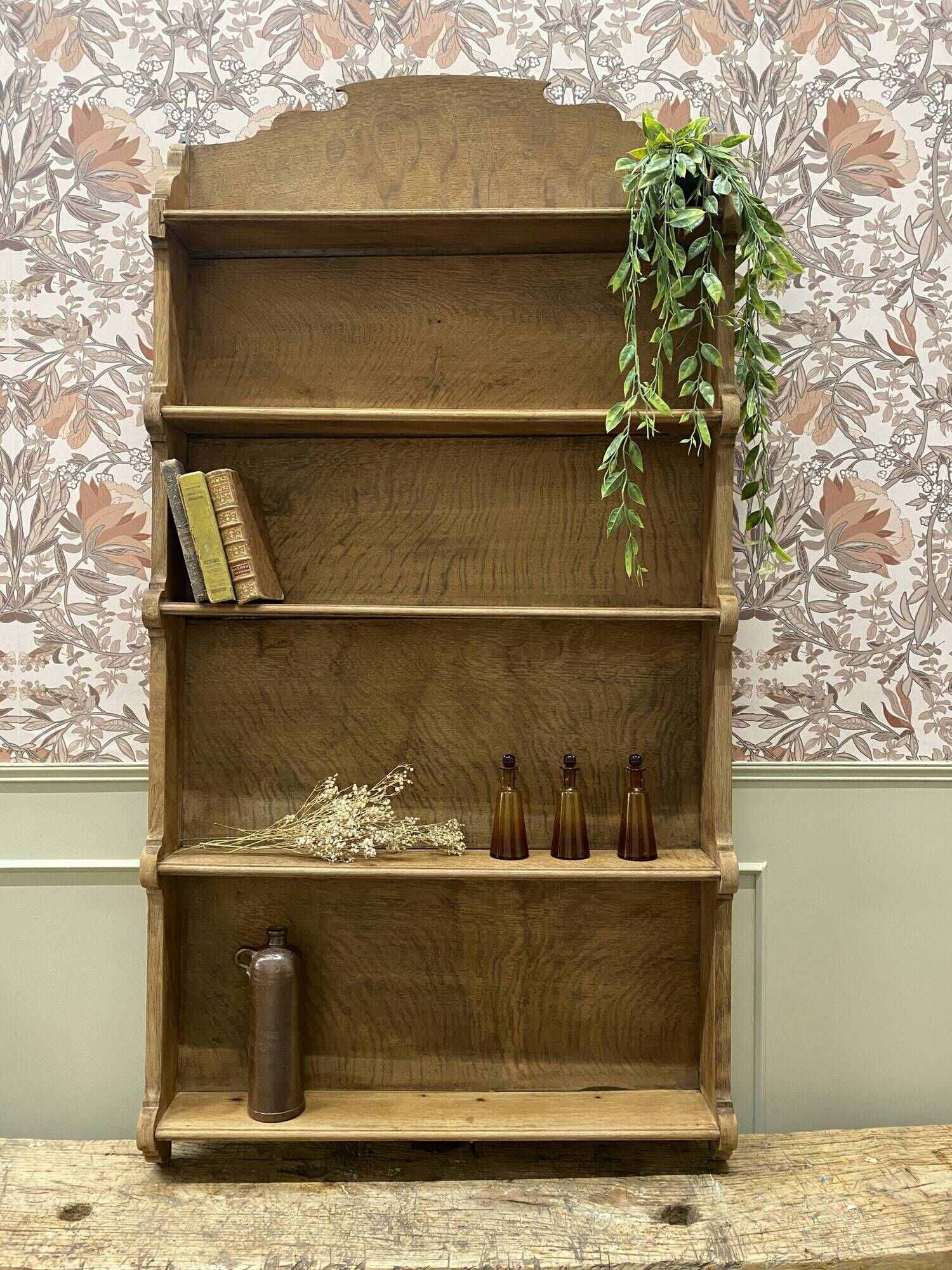 Wall shelf in oak