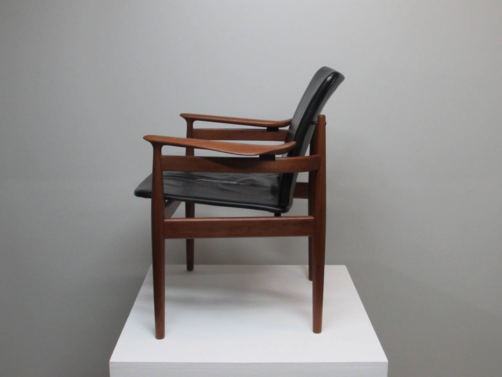 Finn Juhl model 192 in Teak, leather for France & Daverkosen