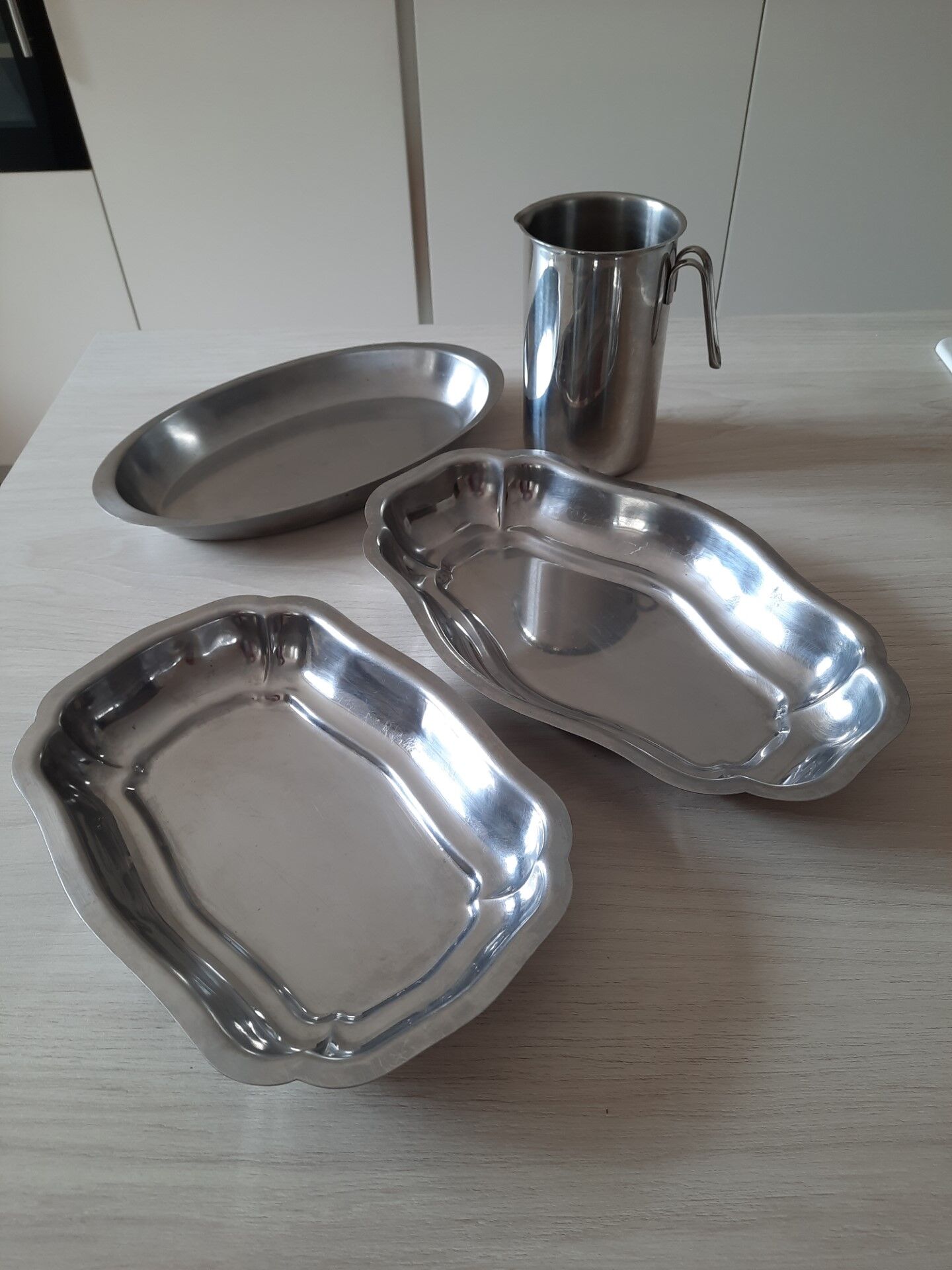 Set of 3 dishes and 1 stainless steel pitcher