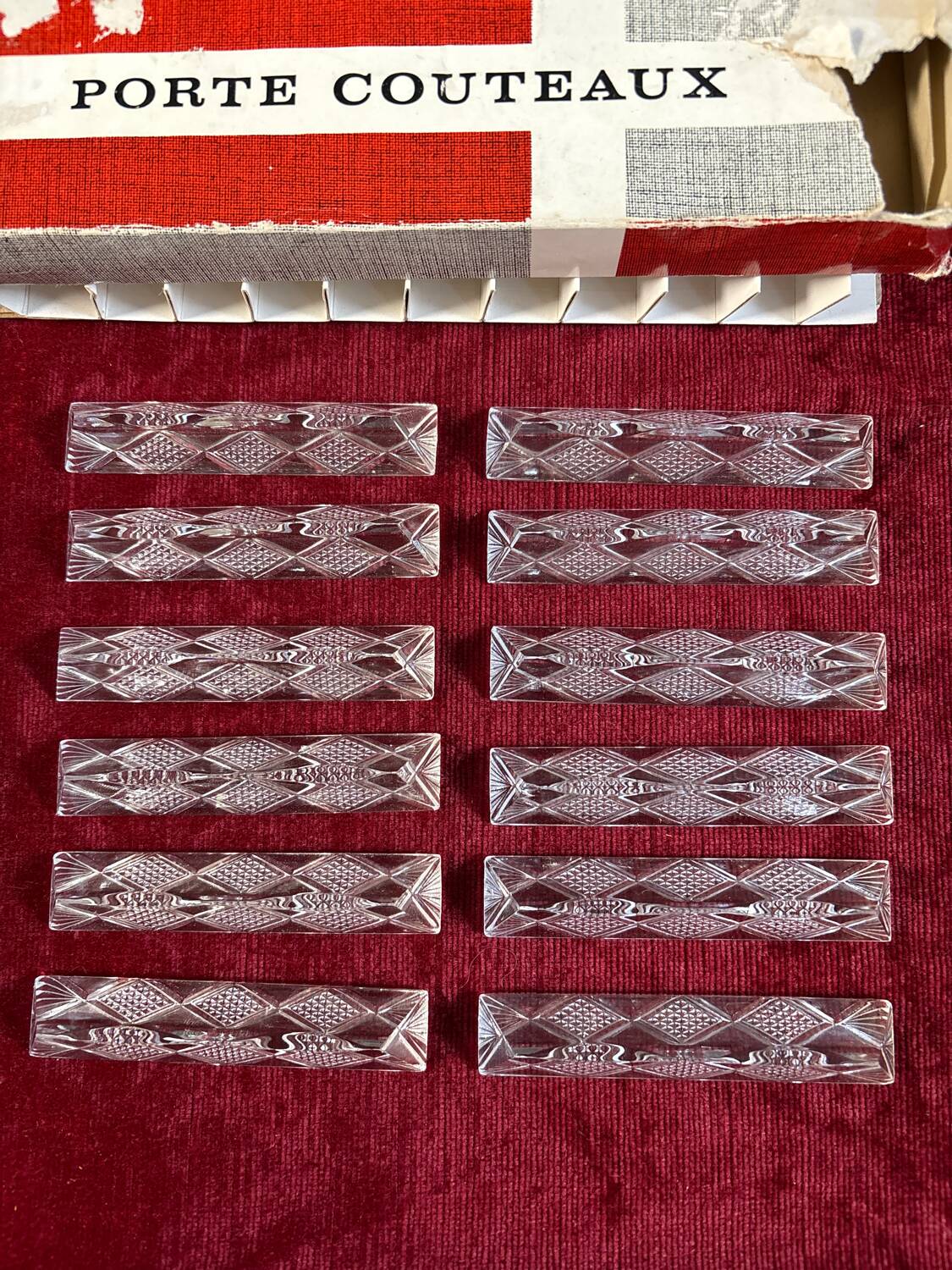 12 porte-couteaux en cristal taillé dans leur boite d'origine longueur