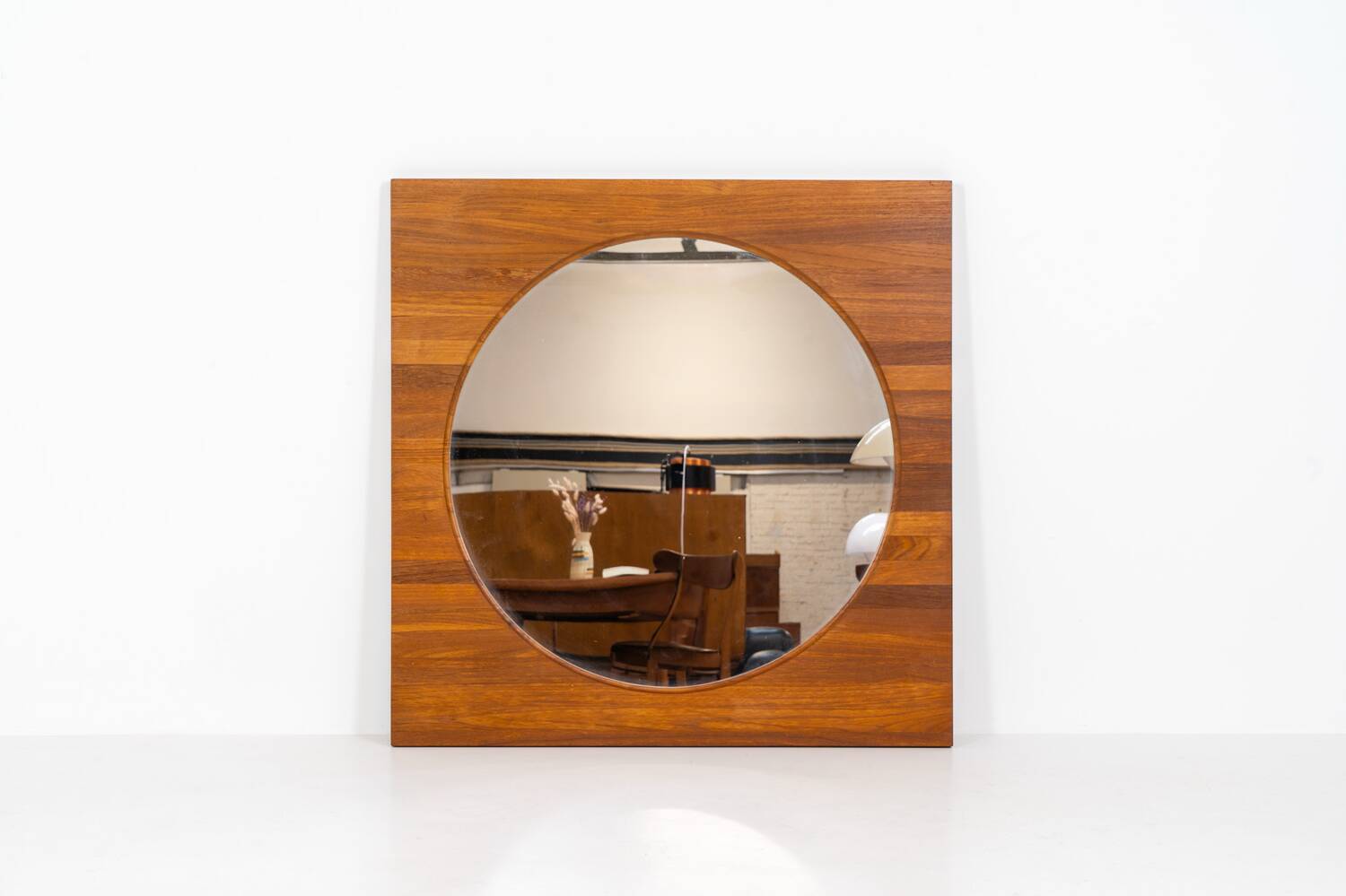 Miroir XL milieu du siècle en teck massif (Danemark, années 1960).