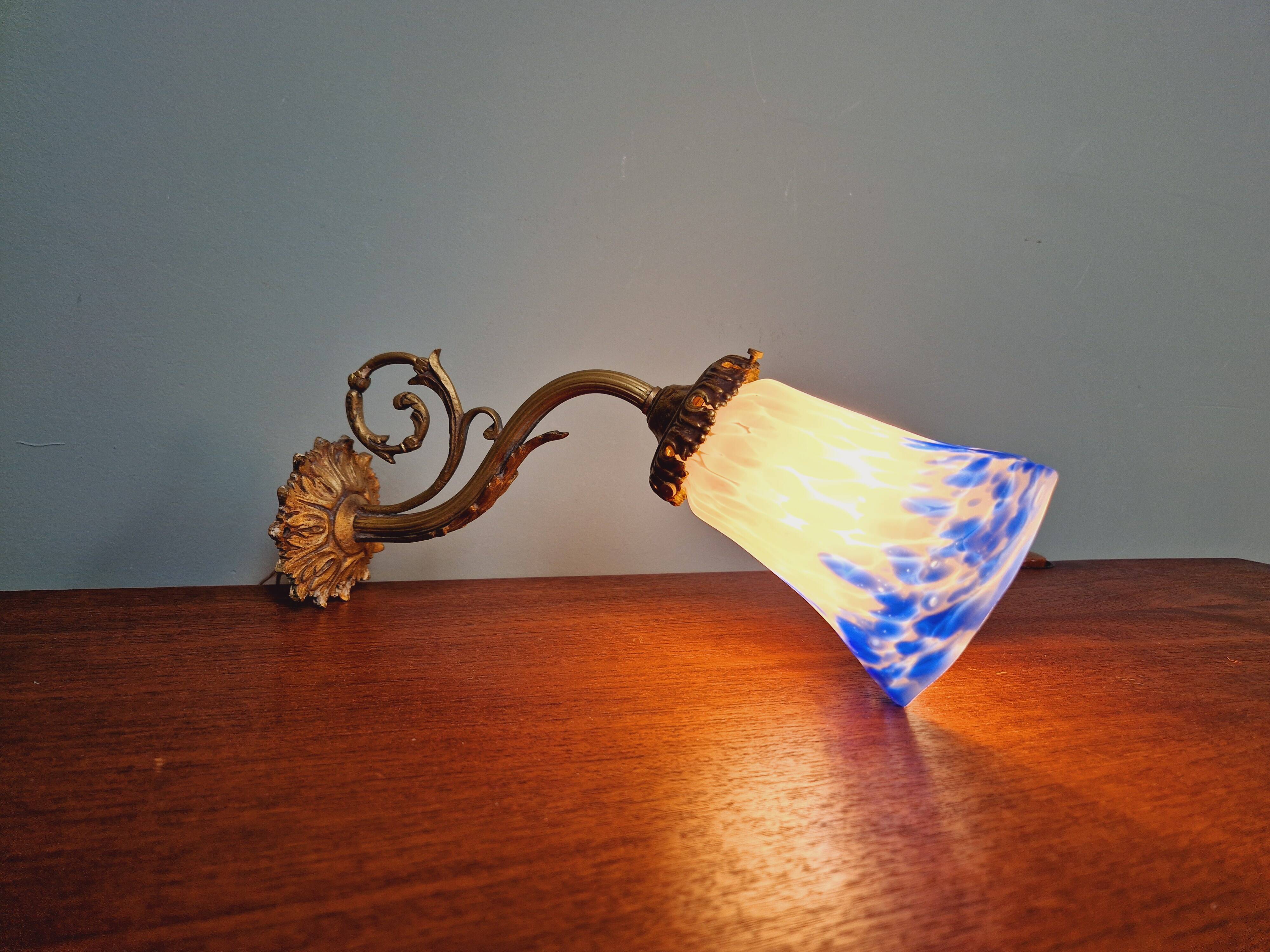 Wall light in gilded bronze and blue and white speckled glass