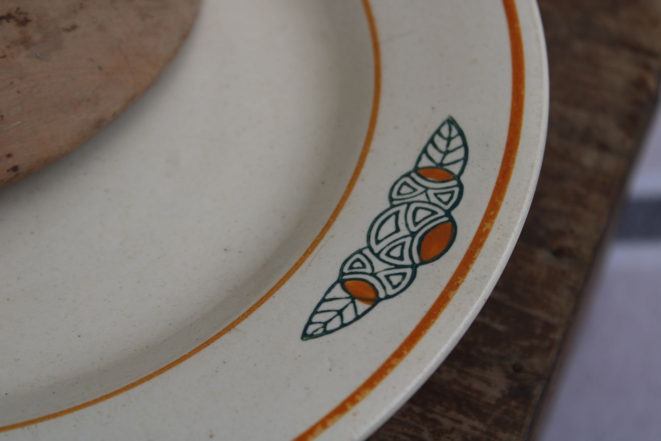 Ceramic standing dish