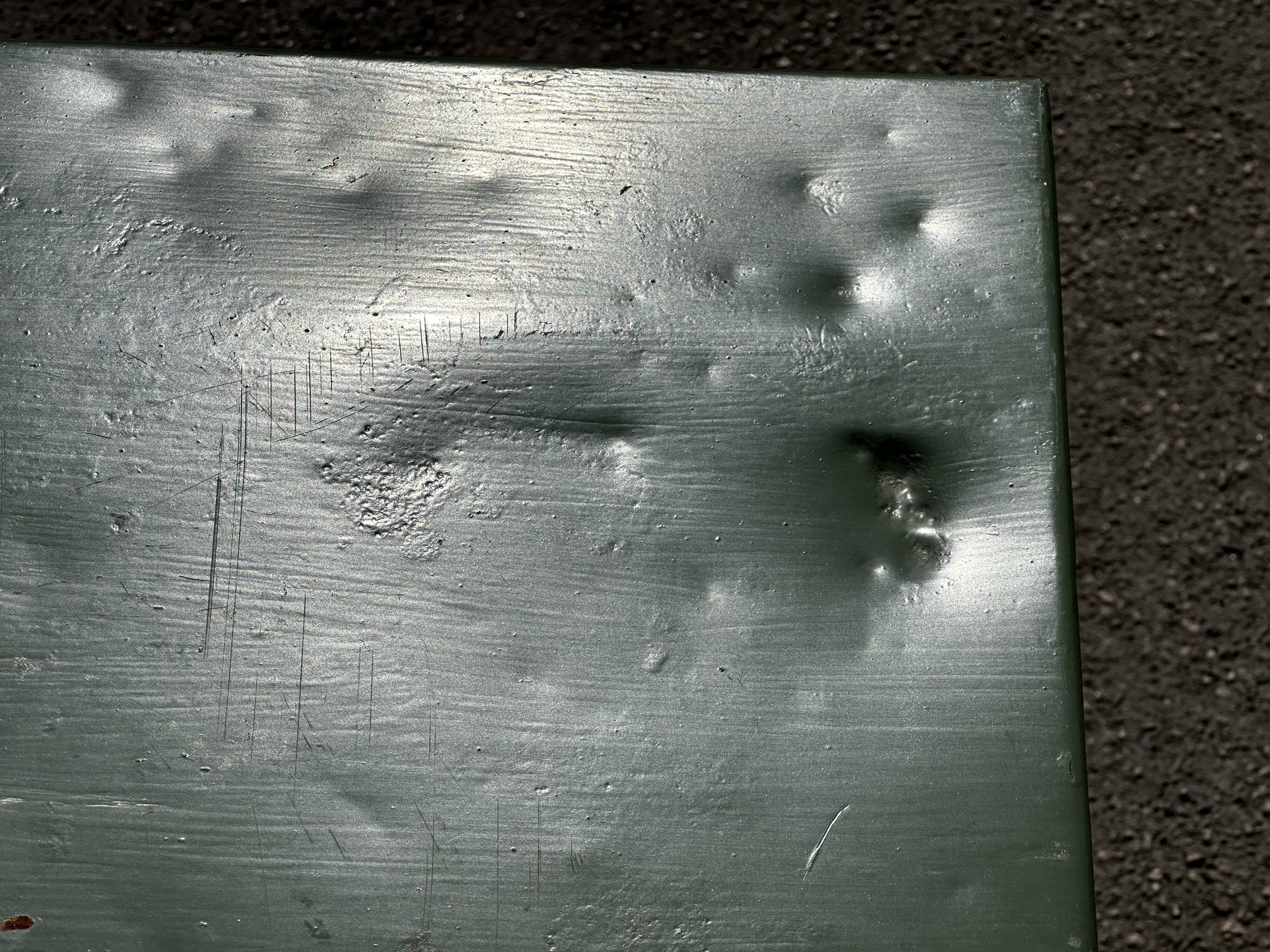 Table de jardin ou bistro pliante en tôle kaki début années 50