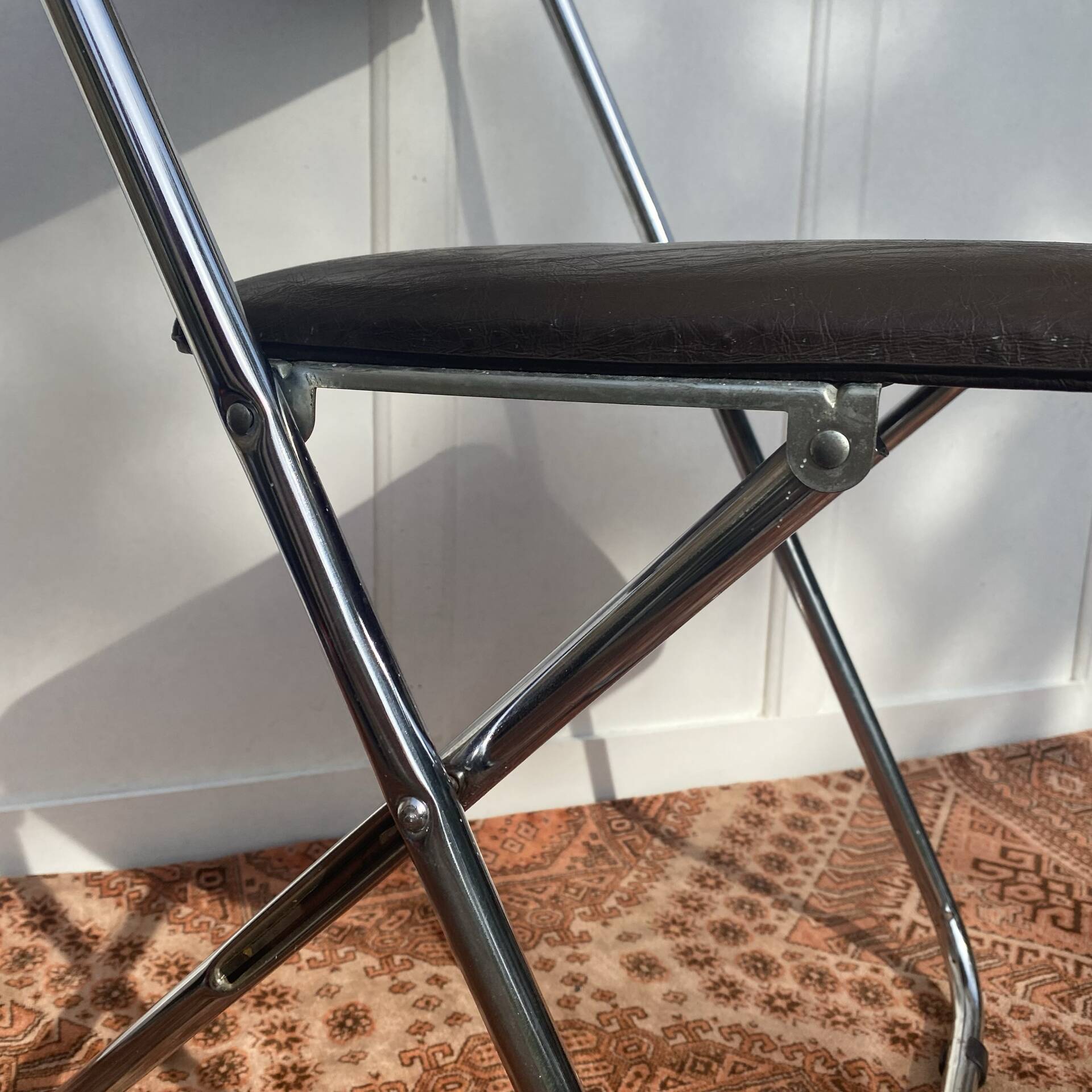 Chaise pliante en Skaï et chrome , années 70