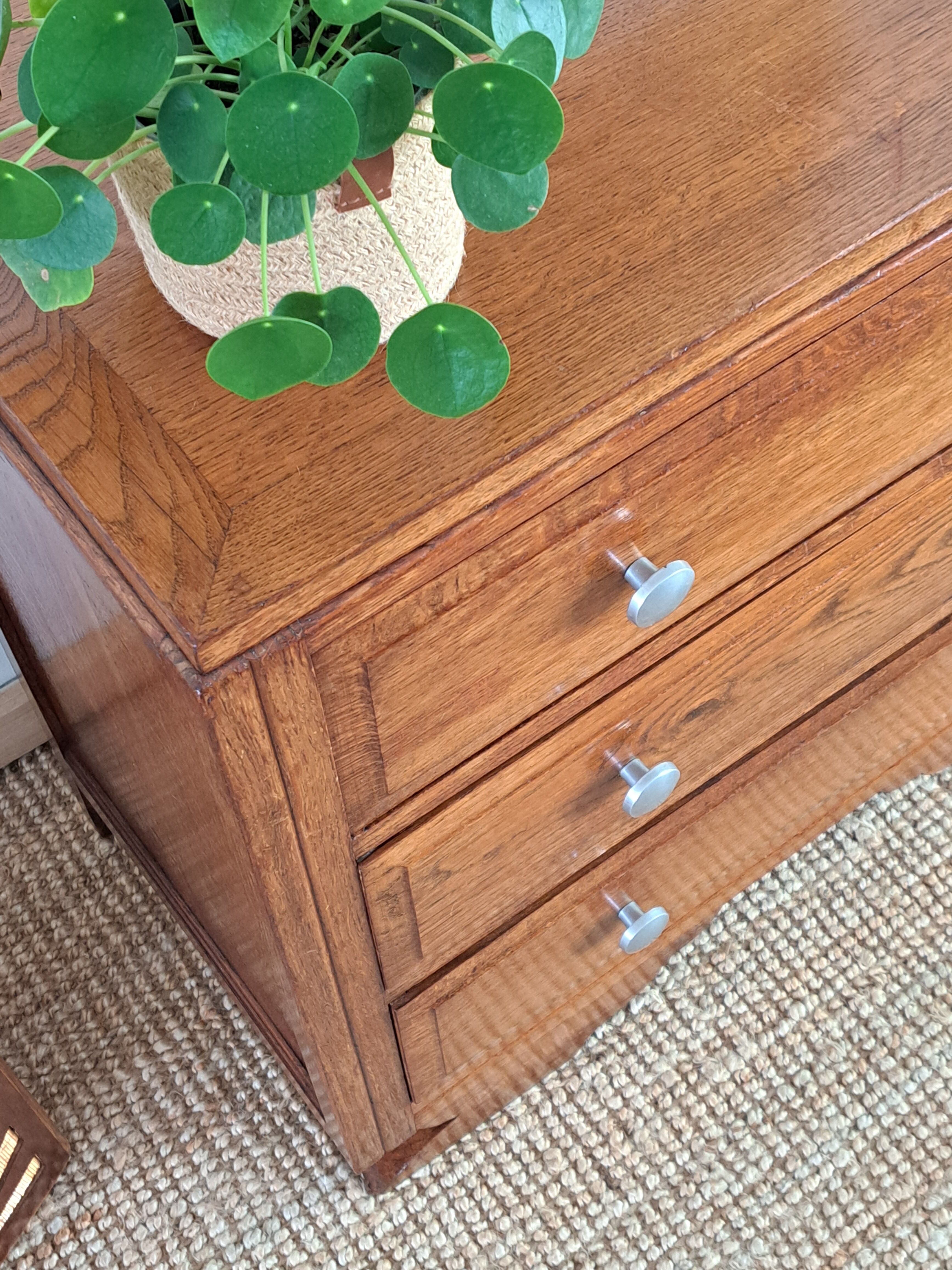 Oak chest of drawers from the 1950s.