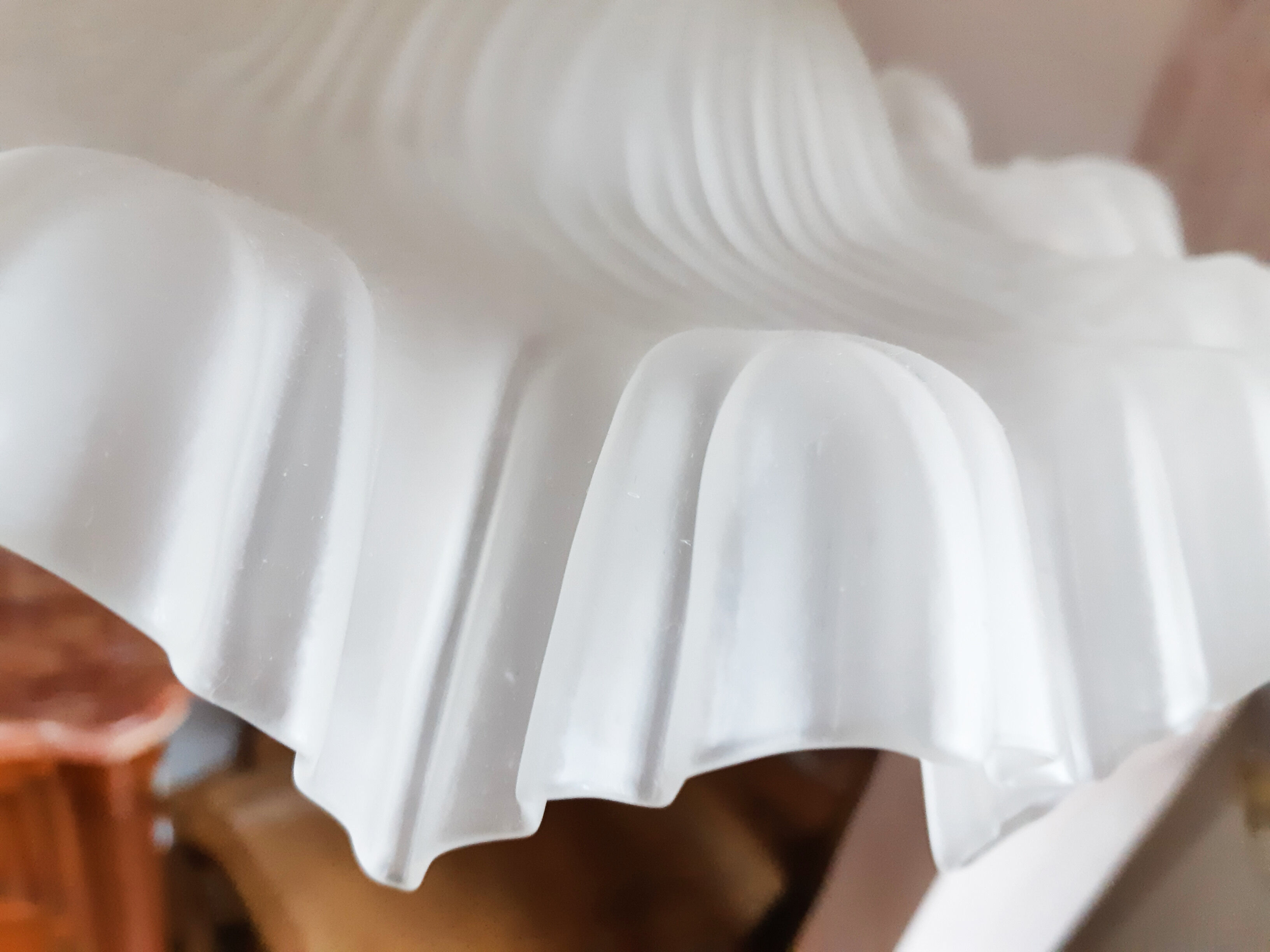 Suspension in frosted white opaline