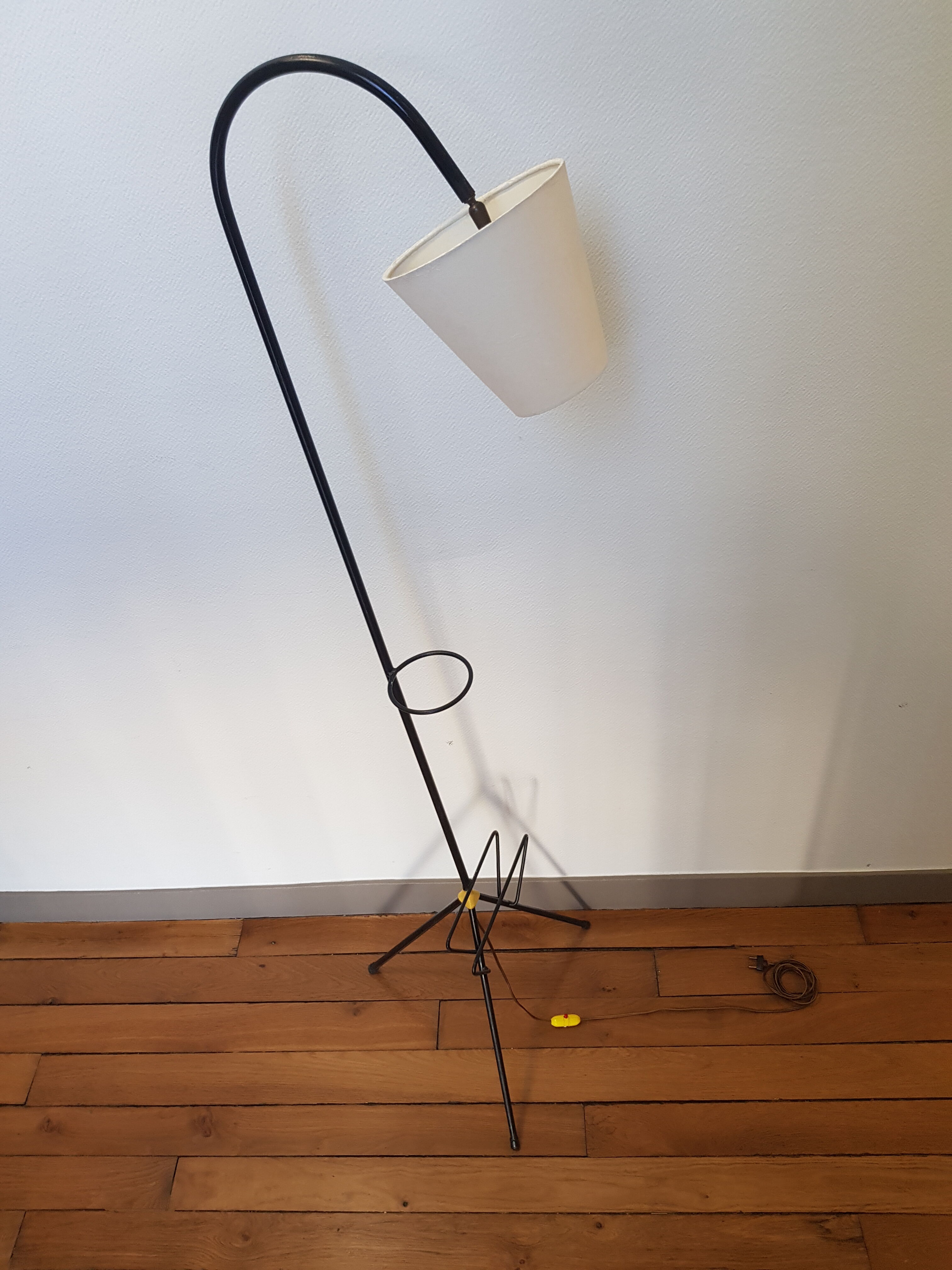 Tripod lamp