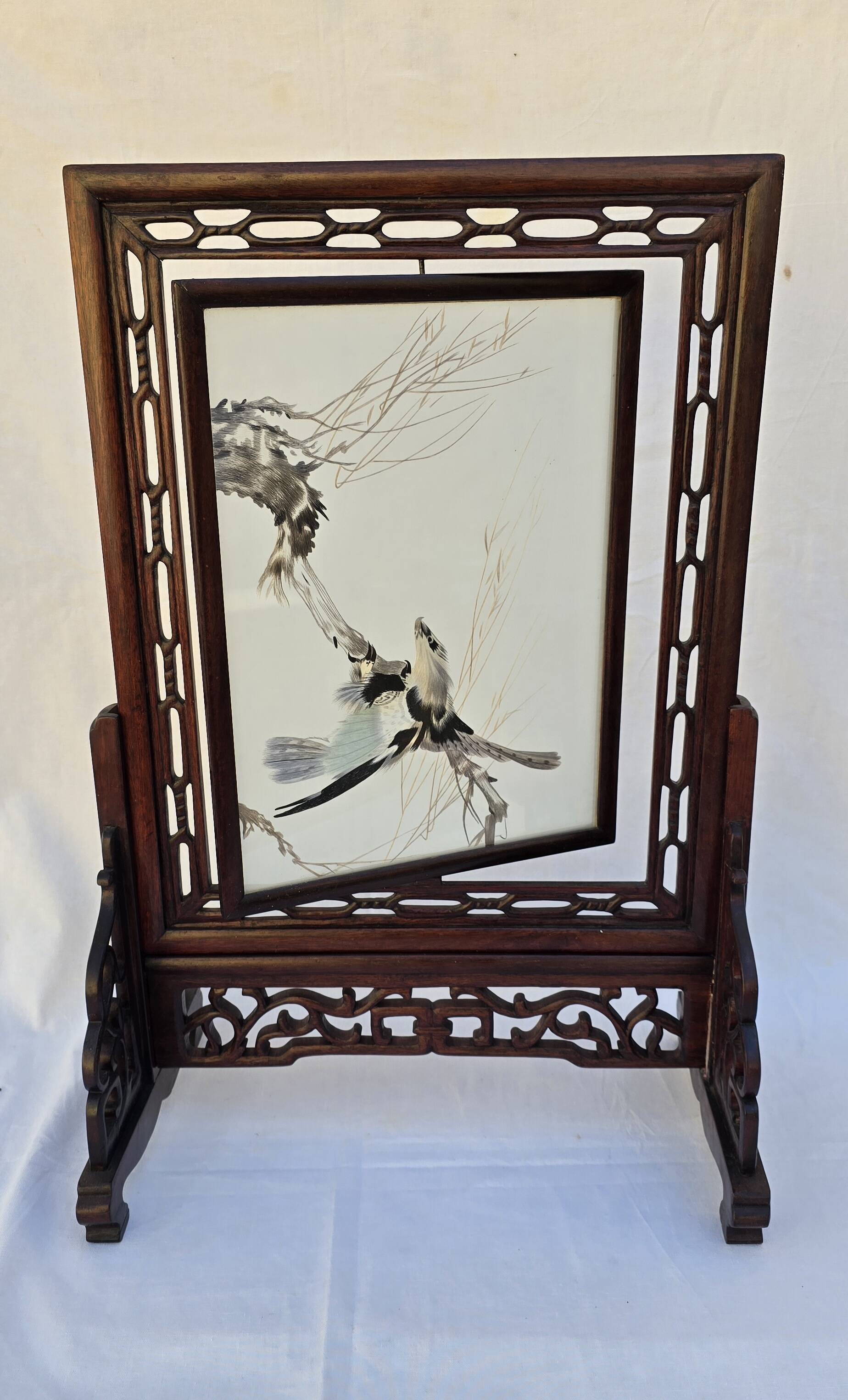 Chinese wooden table screen, decorated with feather marquetry.