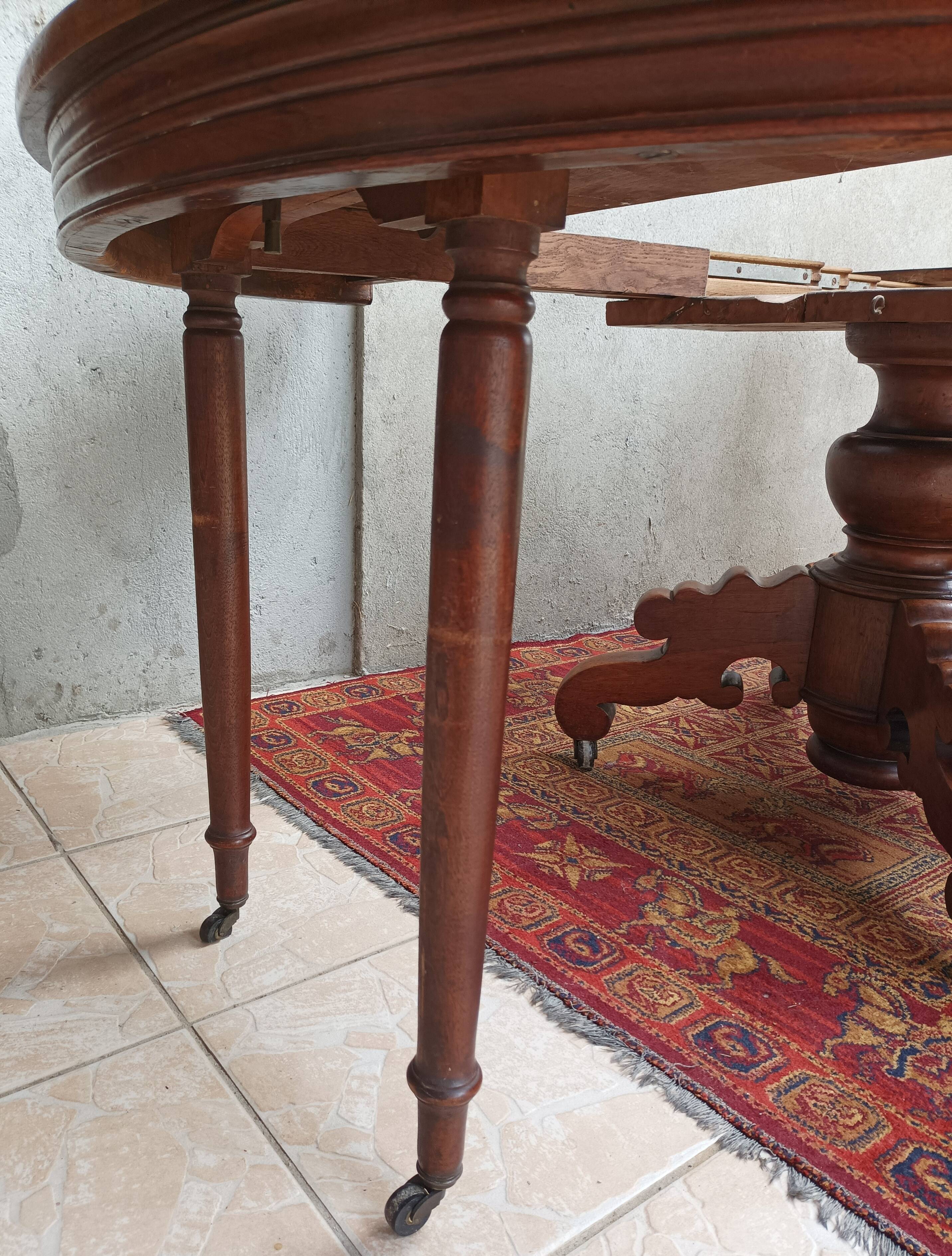 English oval table with 19th century mahogany extensions