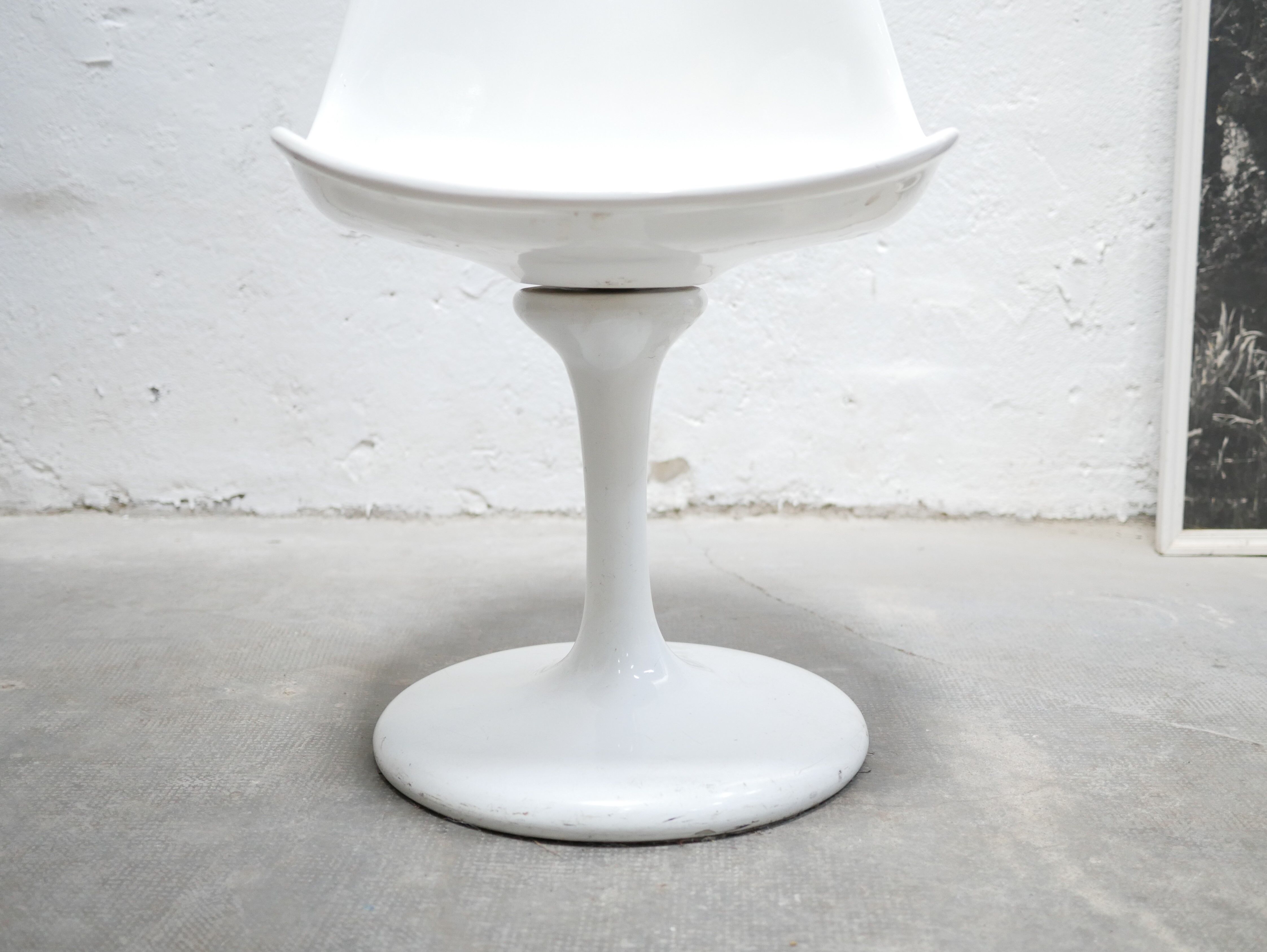 Vintage swivel tulip chair