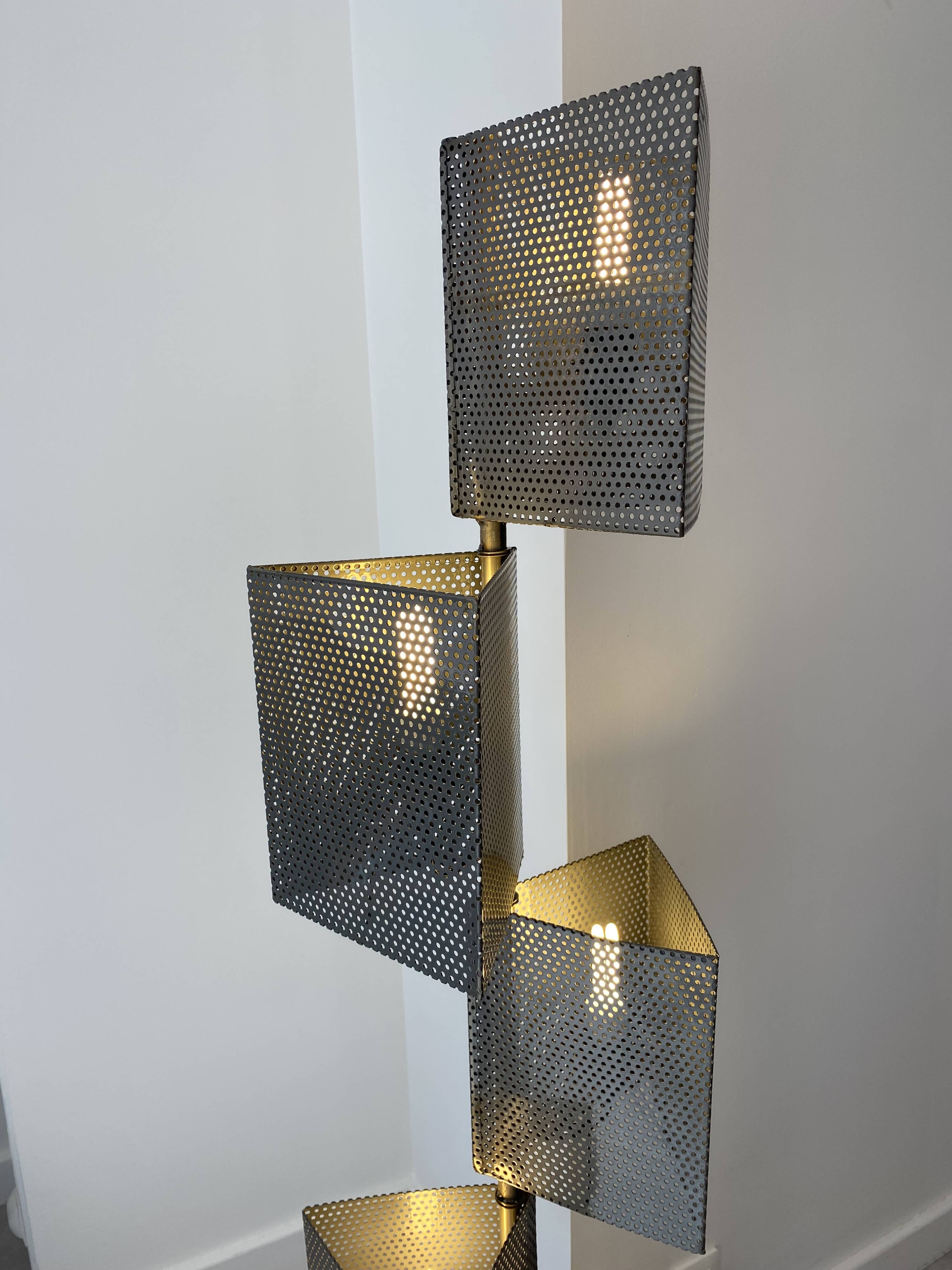 Lampadaire en métal perforé vintage 1980