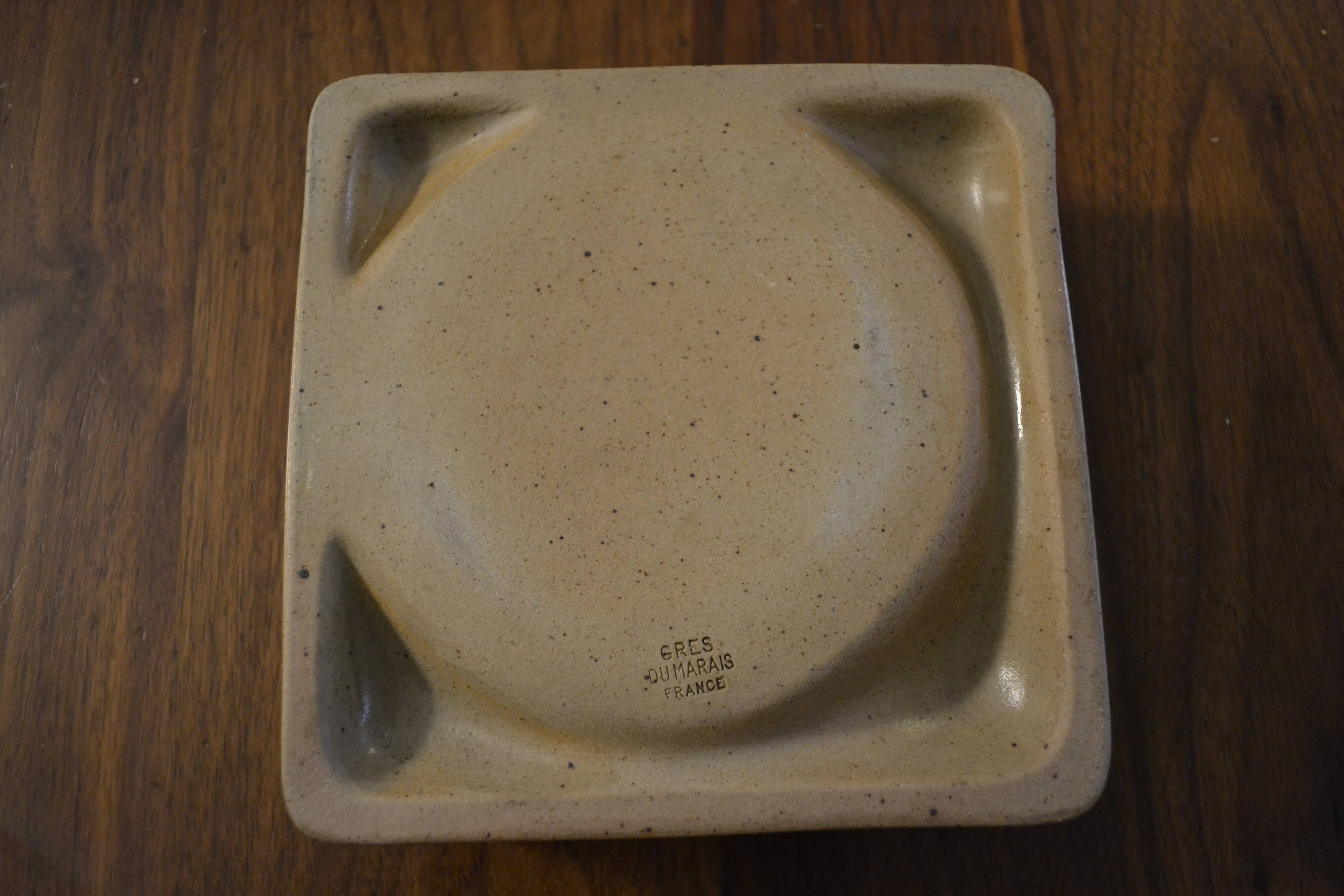 Square ashtray sandstone of the marsh