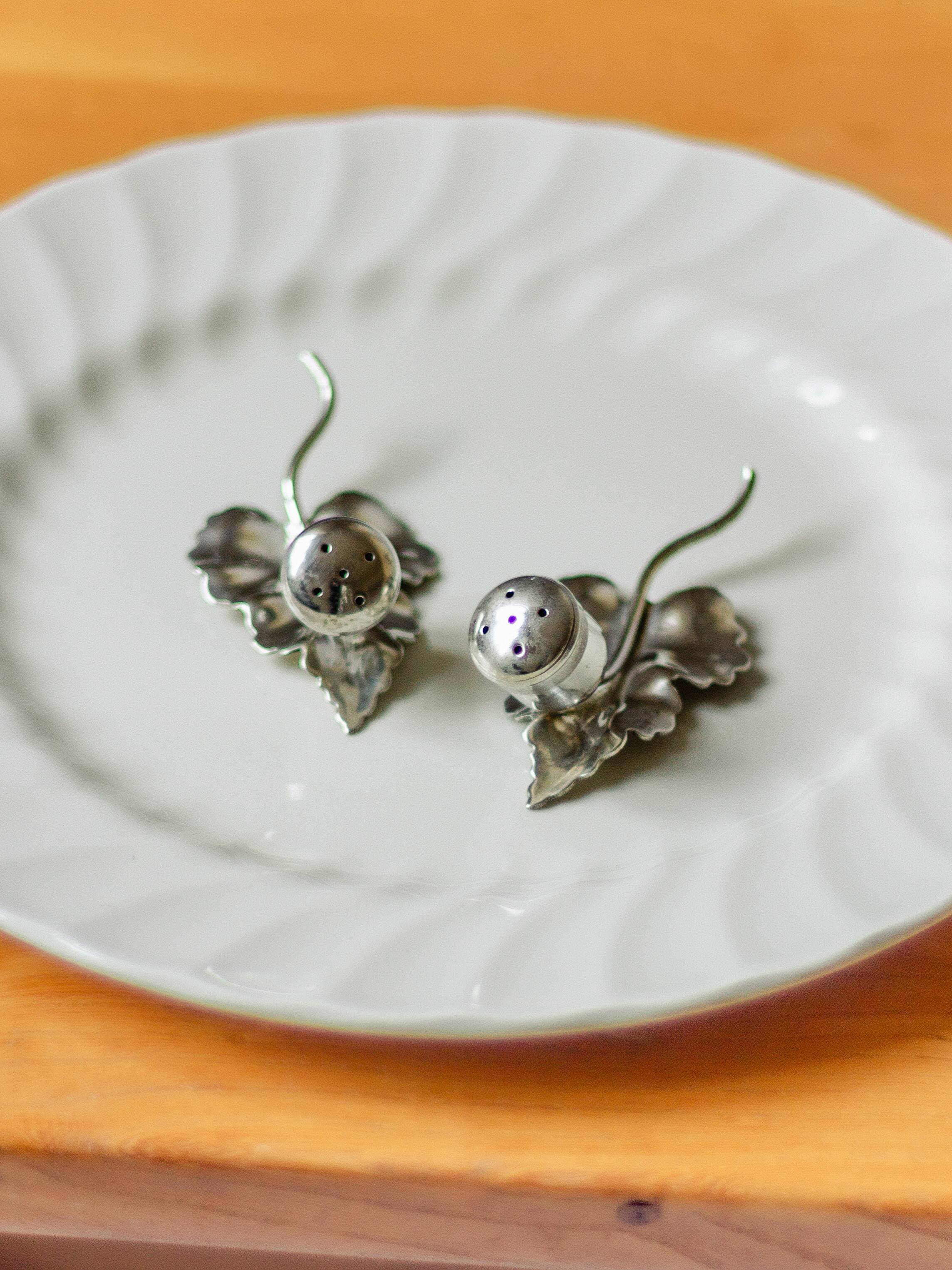 Set of a salt shaker and a pepper shaker in silver-plated metal, ENPS, England.