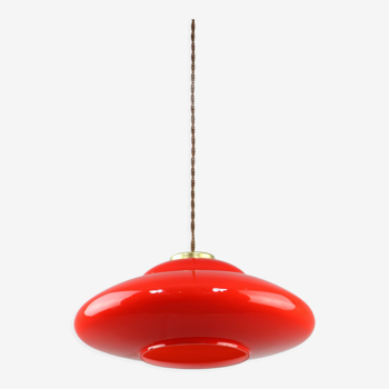 Lampe de soucoupe en verre rouge et laiton du milieu du siècle