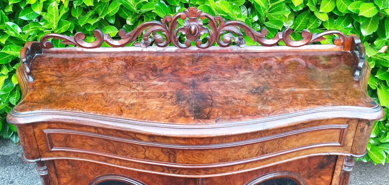 Napoleon III period display cabinet in rosewood.
