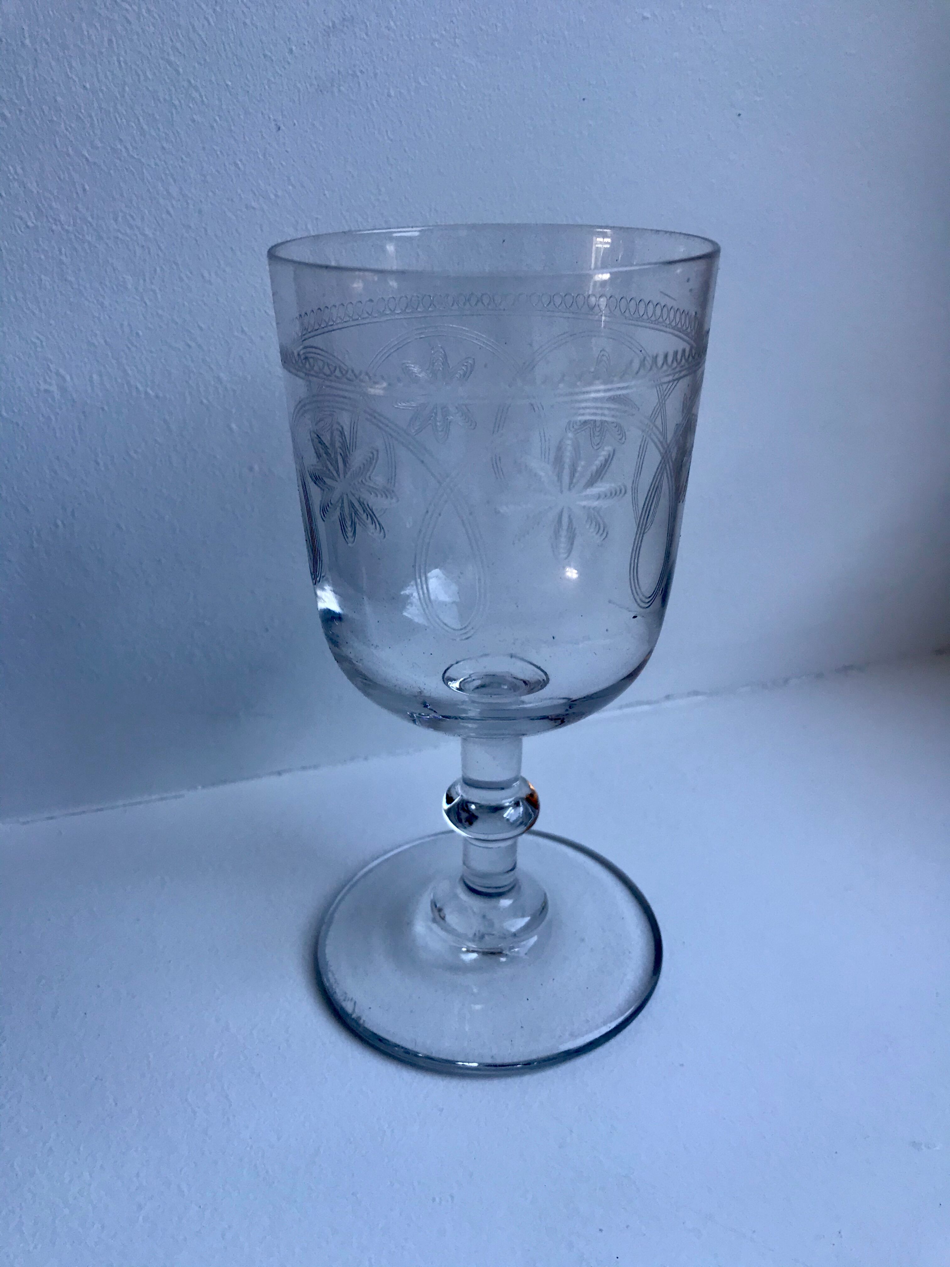 Lot de 6 verres à vin dépareillés en cristal gravé années 30-40