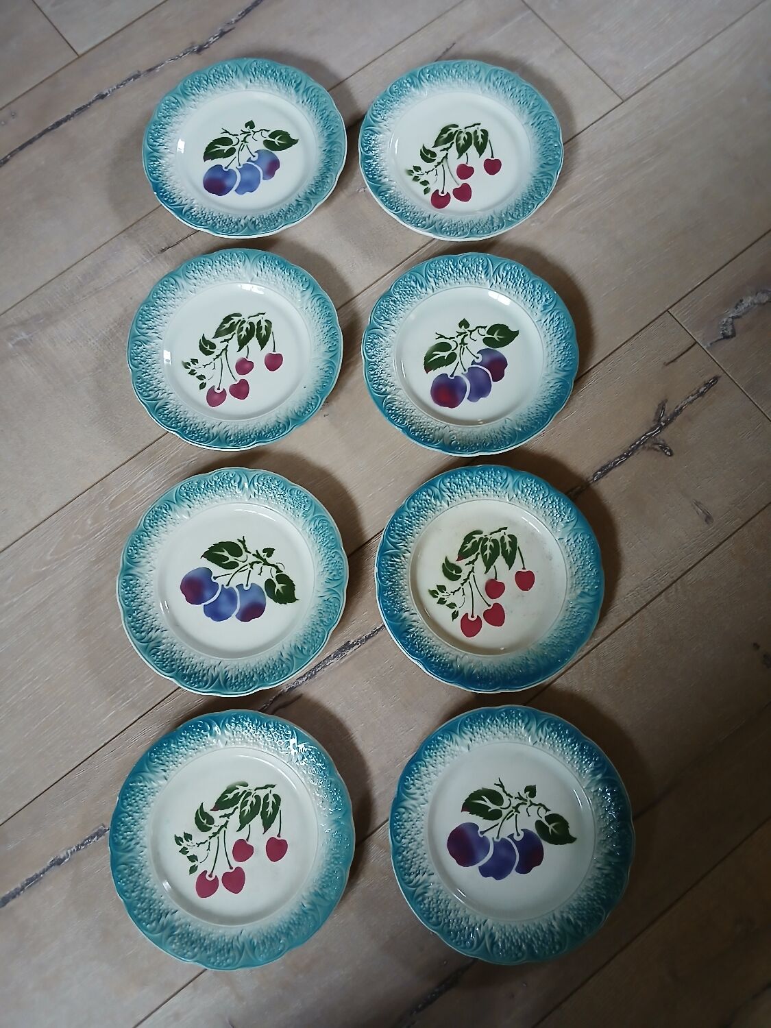 8 assiettes à dessert anciennes en barbotine