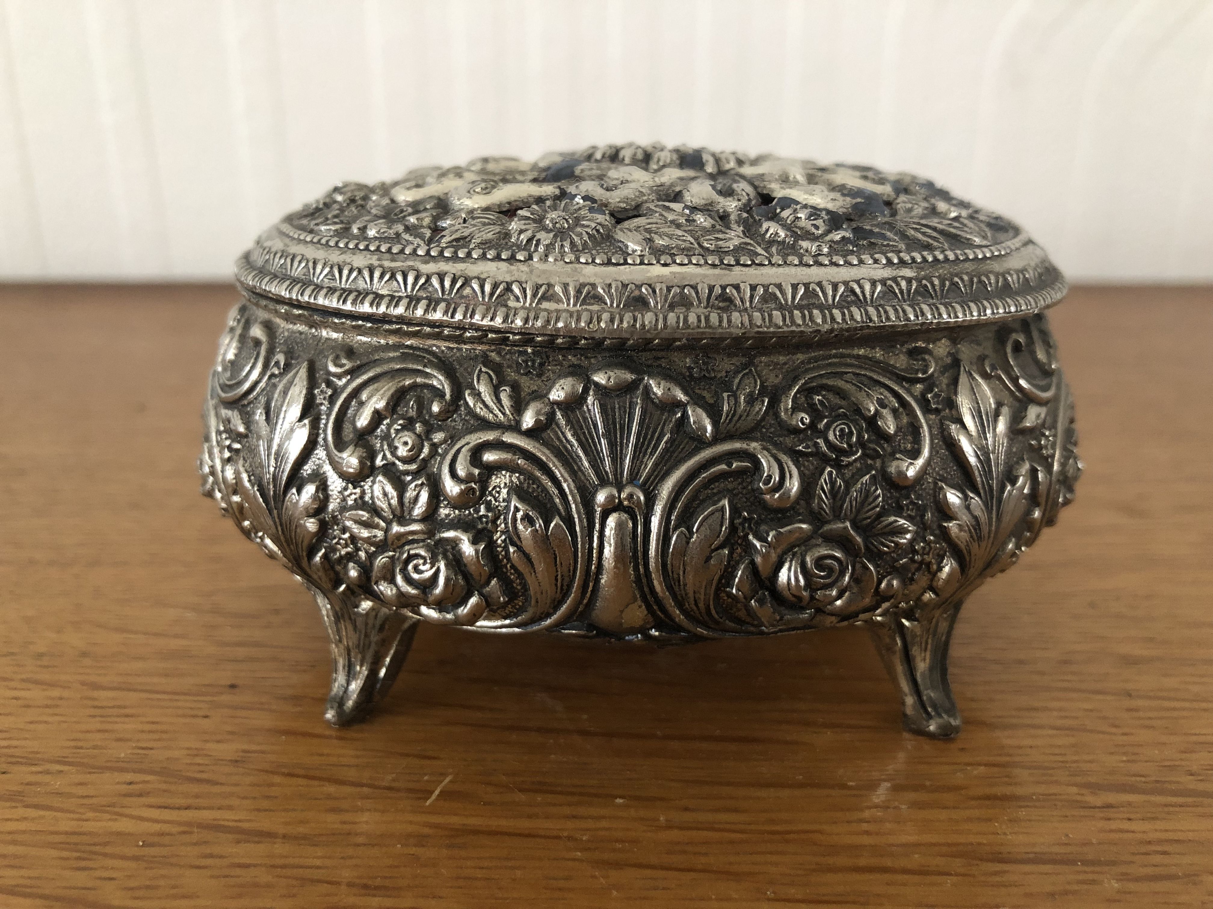 Metal jewelry box inside felt red floral decorations