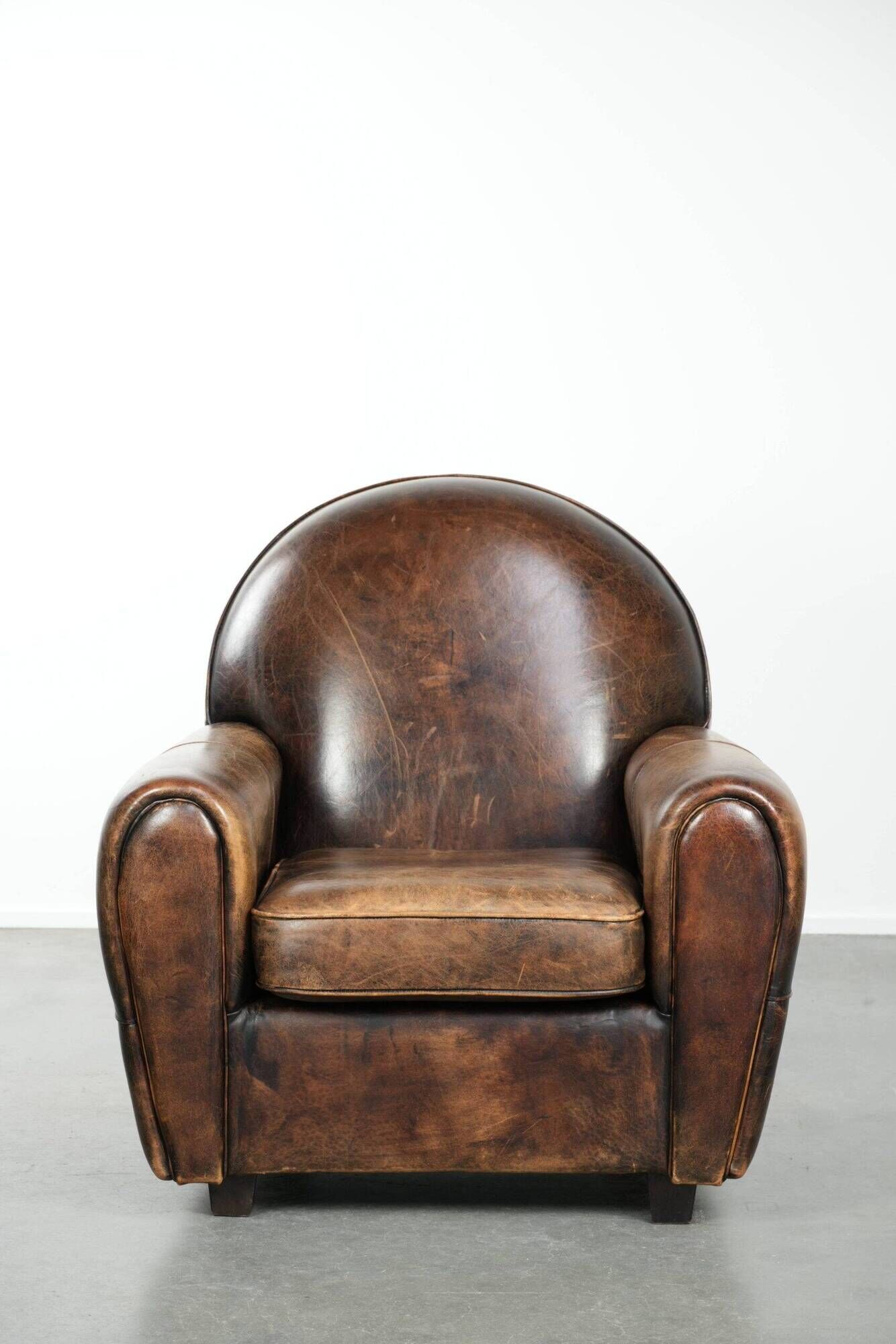 Armchair made of comfortable sheepskin leather in Art Deco design
