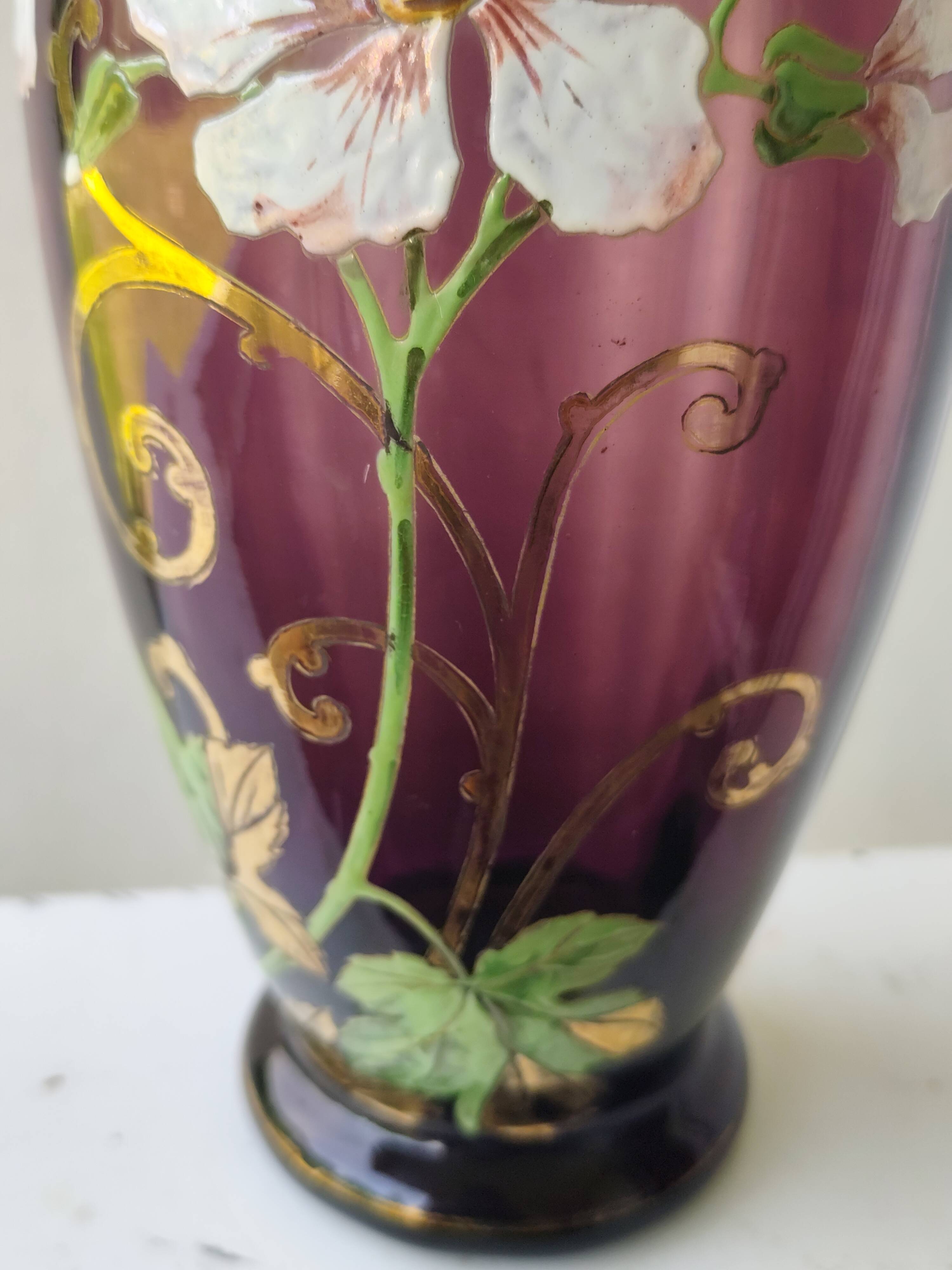 Vase en verre violet émaillé fleurs legras